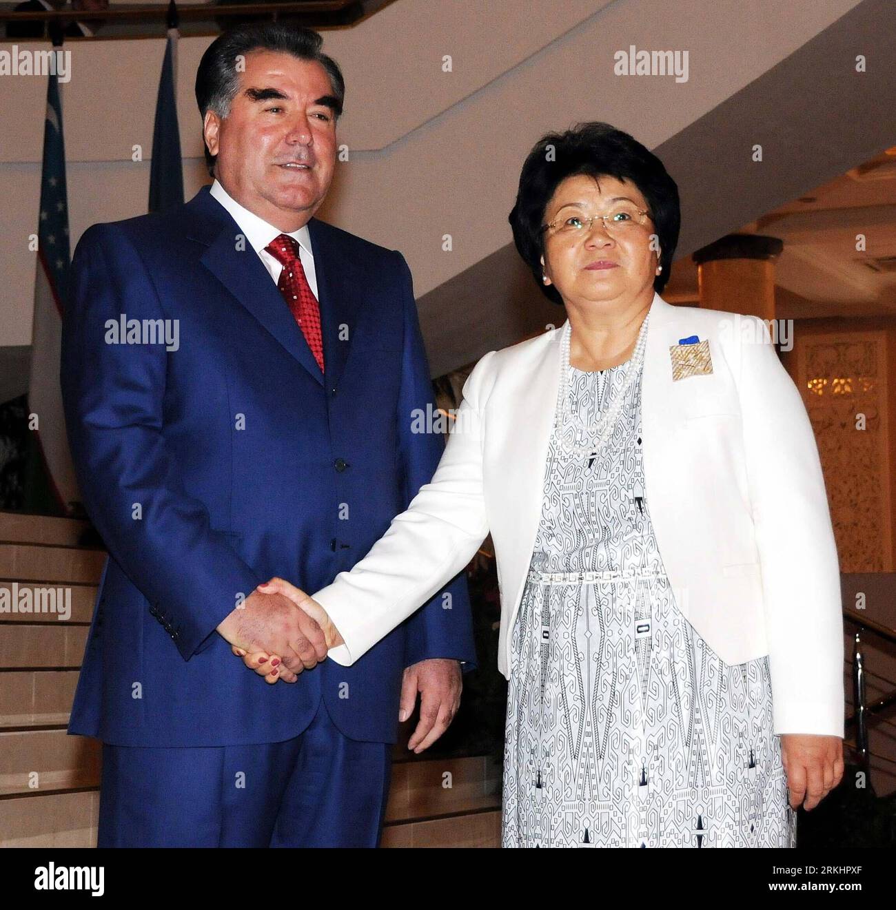 Bildnummer: 55890890 Datum: 03.09.2011 Copyright: imago/Xinhua (110903) -- DUSHANBE, 3 settembre 2011 (Xinhua) -- il presidente tagiko Imomali Rakhmon (L) stringe la mano al presidente kirghiso Rosa Otunbayeva nella capitale tagika Dushanbe il 3 settembre 2011. I leader della Comunità degli Stati indipendenti (CSI) hanno iniziato i loro colloqui al vertice sabato nella capitale tagika di Dushanbe, in occasione del ventesimo anniversario del gruppo. Si prevede che i partecipanti esaminino la CSI negli ultimi 20 anni e disegnino un progetto per il suo sviluppo futuro. (Xinhua/Sadat) (nxl) VERTICE TAGIKISTAN-DUSHANBE-CIS PUBLICATIONxNOTxINxCHN Foto Stock