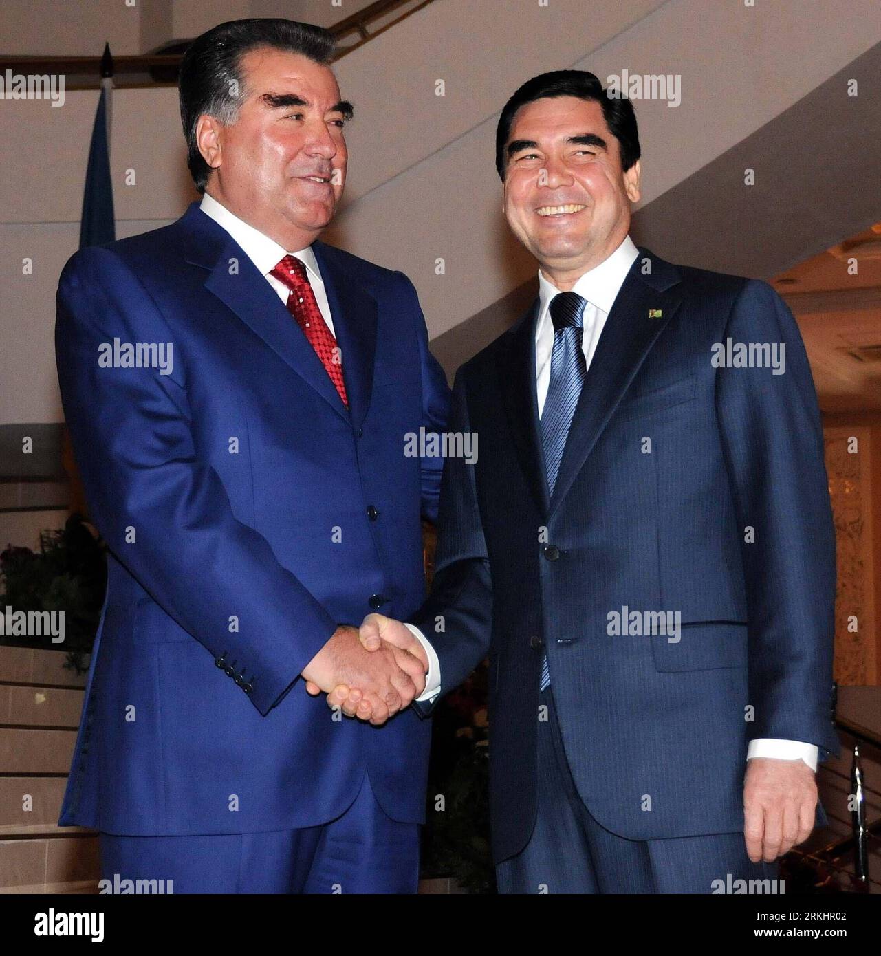 Bildnummer: 55890886 Datum: 03.09.2011 Copyright: imago/Xinhua (110903) -- DUSHANBE, 3 settembre 2011 (Xinhua) -- il presidente tagiko Imomali Rakhmon (L) stringe la mano al presidente turkmeno Gurbanguly Kurbanguly Berdymukhamedov nella capitale tagik Dushanbe il 3 settembre 2011. I leader della Comunità degli Stati indipendenti (CSI) hanno iniziato i loro colloqui al vertice sabato nella capitale tagika di Dushanbe, in occasione del ventesimo anniversario del gruppo. Si prevede che i partecipanti esaminino la CSI negli ultimi 20 anni e disegnino un progetto per il suo sviluppo futuro. (Xinhua/Sadat) (nxl) VERTICE TAGIKISTAN-DUSHANBE-CIS Foto Stock