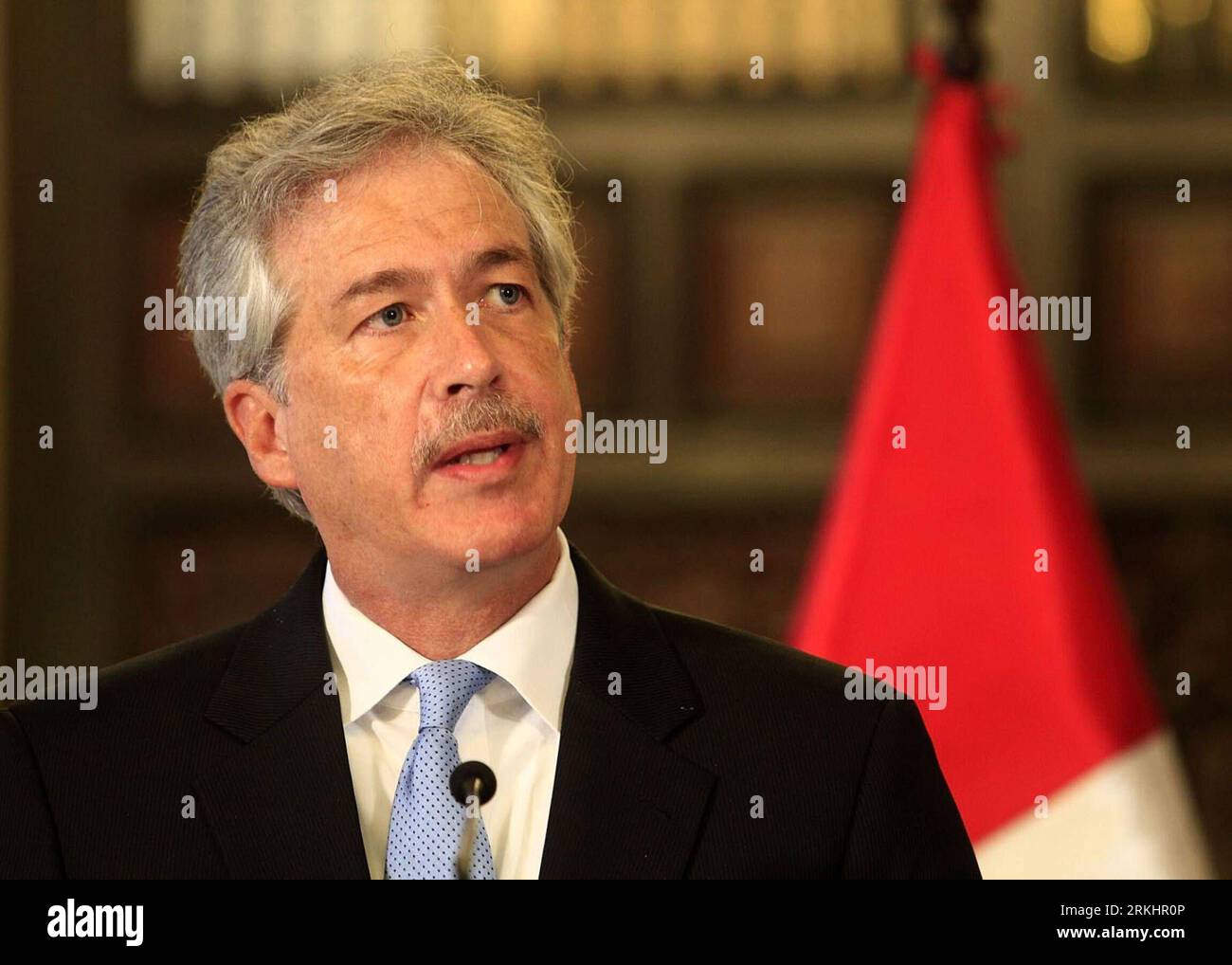 Bildnummer: 55890901 Datum: 03.09.2011 Copyright: imago/Xinhua (110903) -- LIMA, 3 settembre 2011 (Xinhua) -- il sottosegretario di Stato americano William Burns parla durante una visita a Lima, capitale del Perù, il 2 settembre 2011. Burns è in tour in America Latina. (Xinhua/ANDINA) (axy) PERU-LIMA-U.S.-POLITICS-VISIT PUBLICATIONxNOTxINxCHN People Politik premiumd xbs x0x 2011 quer Bildnummer 55890901 Data 03 09 2011 Copyright Imago XINHUA Lima 3 settembre 2011 XINHUA il Sottosegretario di Stato Degli Stati Uniti William Burns parla durante una visita a Lima capitale del Perù IL 2 settembre 2011 Burns È IN un tour dell'America Latina Foto Stock