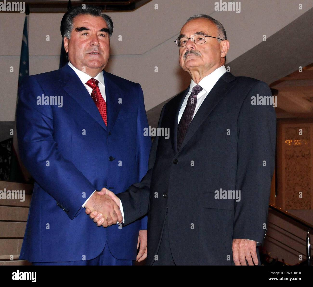 Bildnummer: 55890893 Datum: 03.09.2011 Copyright: imago/Xinhua (110903) -- DUSHANBE, 3 settembre 2011 (Xinhua) -- il presidente tagiko Imomali Rakhmon (L) stringe la mano al primo ministro dell'Azerbaigian Artur Rasizade nella capitale tagika Dushanbe il 3 settembre 2011. I leader della Comunità degli Stati indipendenti (CSI) hanno iniziato i loro colloqui al vertice sabato nella capitale tagika di Dushanbe, in occasione del ventesimo anniversario del gruppo. Si prevede che i partecipanti esaminino la CSI negli ultimi 20 anni e disegnino un progetto per il suo sviluppo futuro. (Xinhua/Sadat) (nxl) PUBBLICAZIONE DEL VERTICE TAGIKISTAN-DUSHANBE-CIS Foto Stock