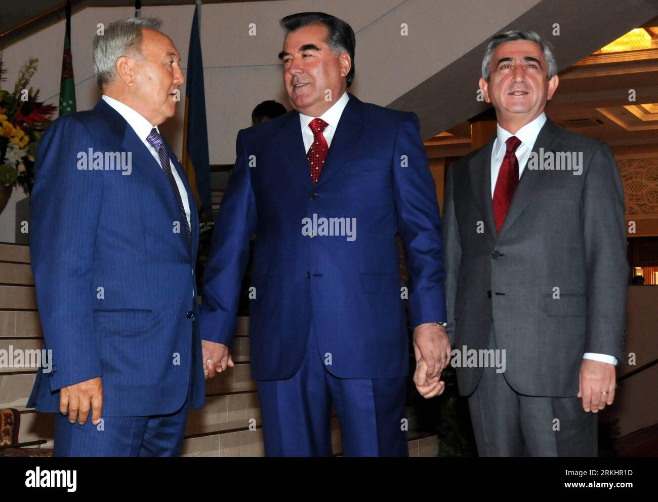 Bildnummer: 55890888 Datum: 03.09.2011 Copyright: imago/Xinhua (110903) -- DUSHANBE, 3 settembre 2011 (Xinhua) -- il presidente tagiko Imomali Rakhmon (C) sta con il presidente armeno Serzh Sargsyan (R) e il presidente kazako Nursultan Nazarbayev nella capitale tagika Dushanbe il 3 settembre 2011. I leader della Comunità degli Stati indipendenti (CSI) hanno iniziato i loro colloqui al vertice sabato nella capitale tagika di Dushanbe, in occasione del ventesimo anniversario del gruppo. Si prevede che i partecipanti esaminino la CSI negli ultimi 20 anni e disegnino un progetto per il suo sviluppo futuro. (Xinhua/Sadat) (nxl) TAGIKISTAN-D. Foto Stock