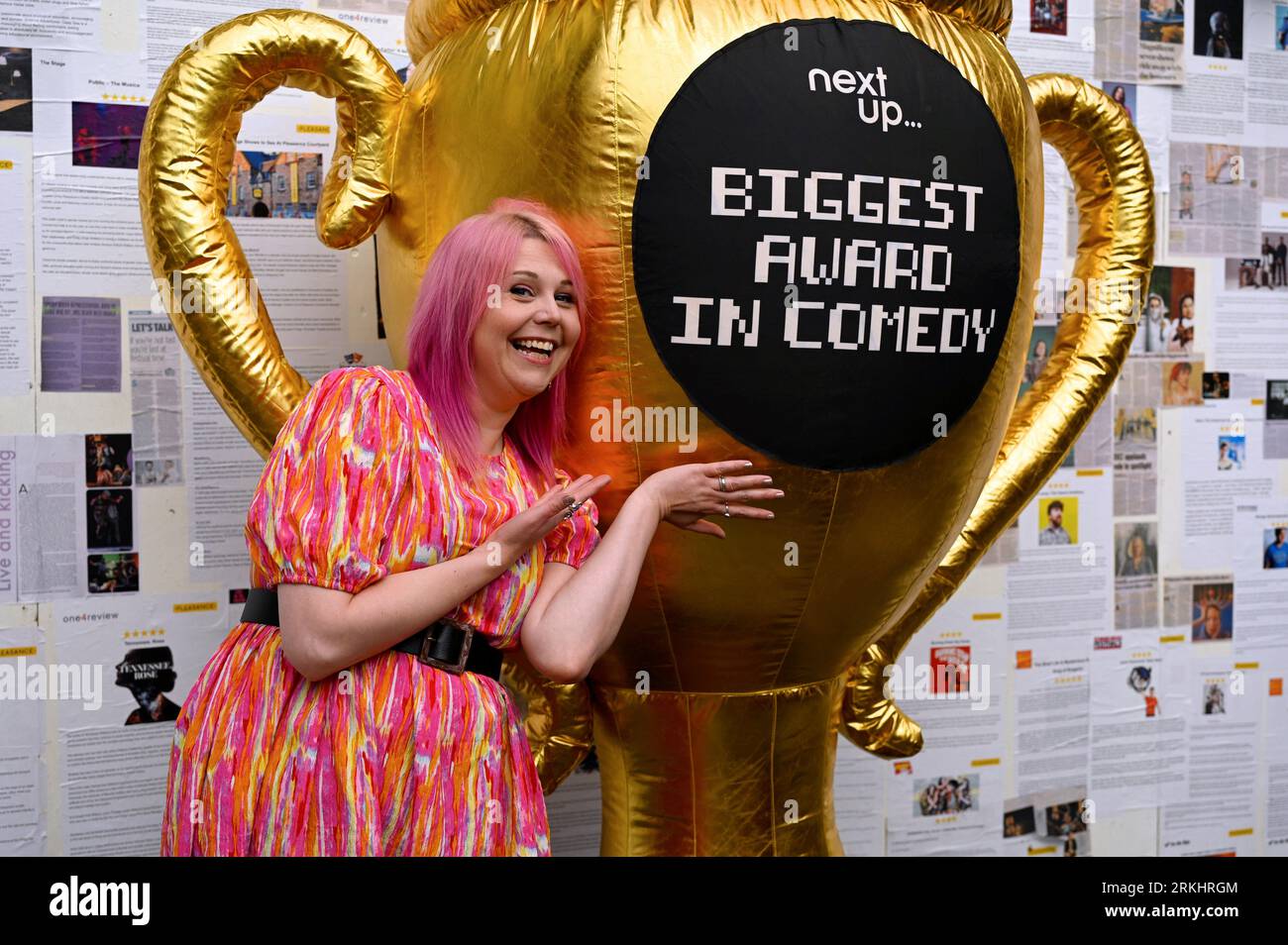 Edimburgo, Scozia, Regno Unito. 25 agosto 2023. Edinburgh Fringe Festival: NextUp Comedy annuncia che la vincitrice del più grande premio nella commedia è Lindsey Santoro con il suo spettacolo, Pink Tinge. Vincere un trofeo gonfiabile gigante da 2 metri e €500. Il vincitore è stato deciso dal voto del pubblico e da una giuria di NextUp nelle ultime tre settimane. Didascalia creata in parte dal comunicato stampa ufficiale. Credit Craig Brown/Alamy Live News Foto Stock