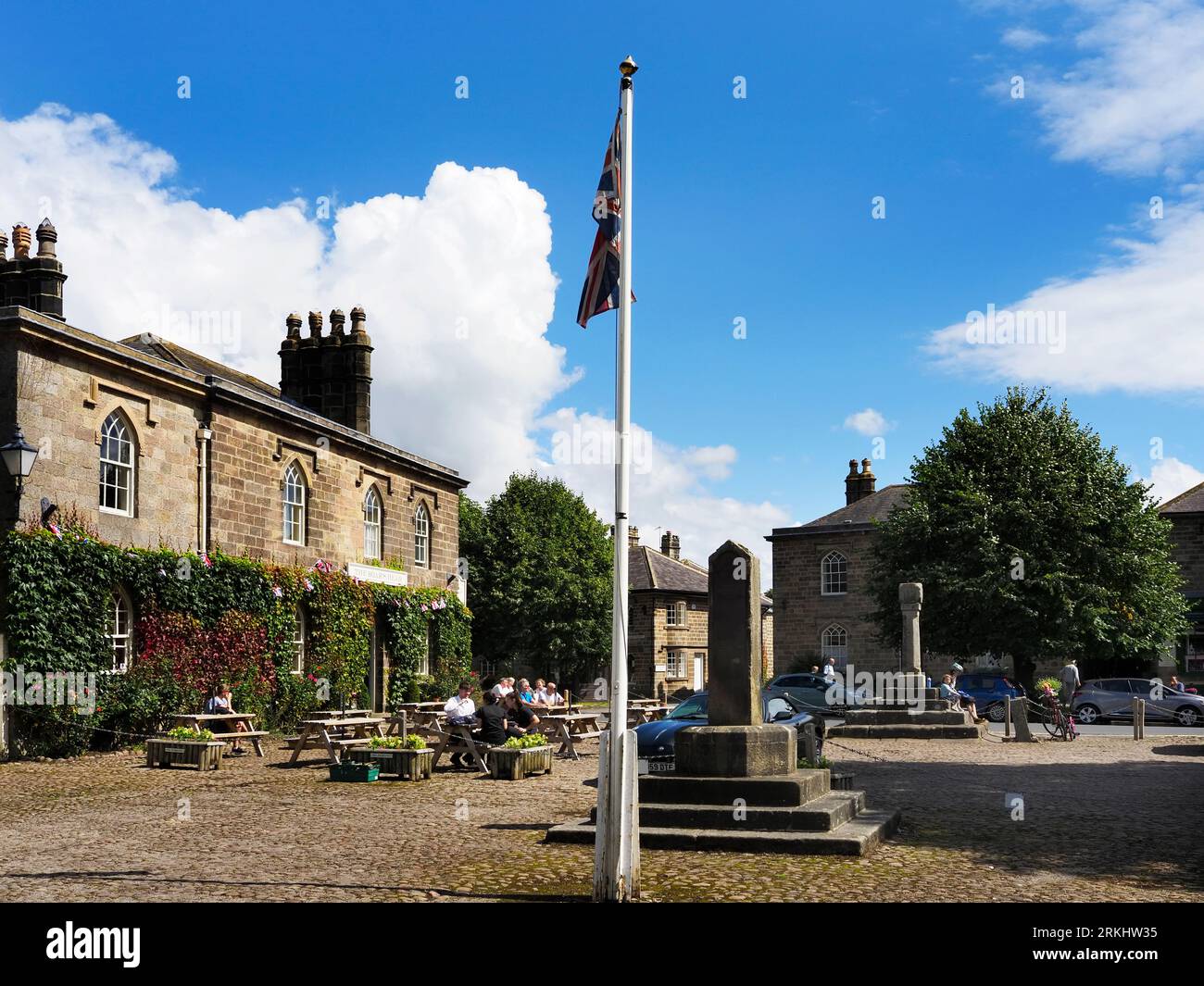 Boars Head pub War Memorial e Market Cross nella piazza del mercato a Ripley North Yorkshire, Inghilterra Foto Stock