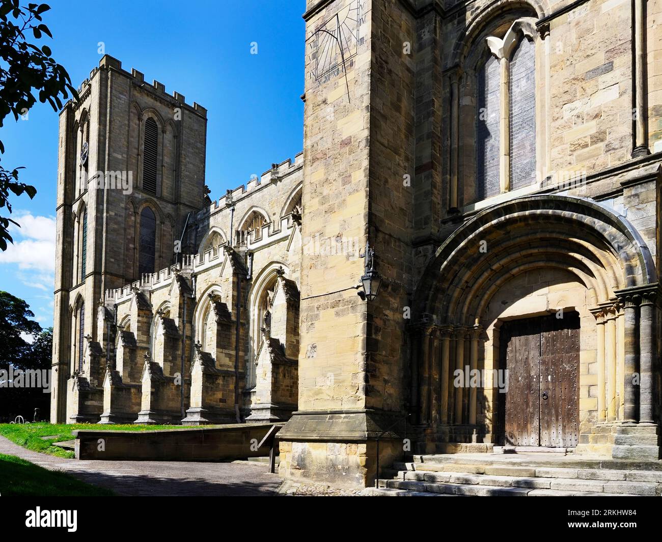 Cattedrale di Ripon che mostra l'ingresso romanico al transetto sud di Ripon North Yorkshire Inghilterra Foto Stock