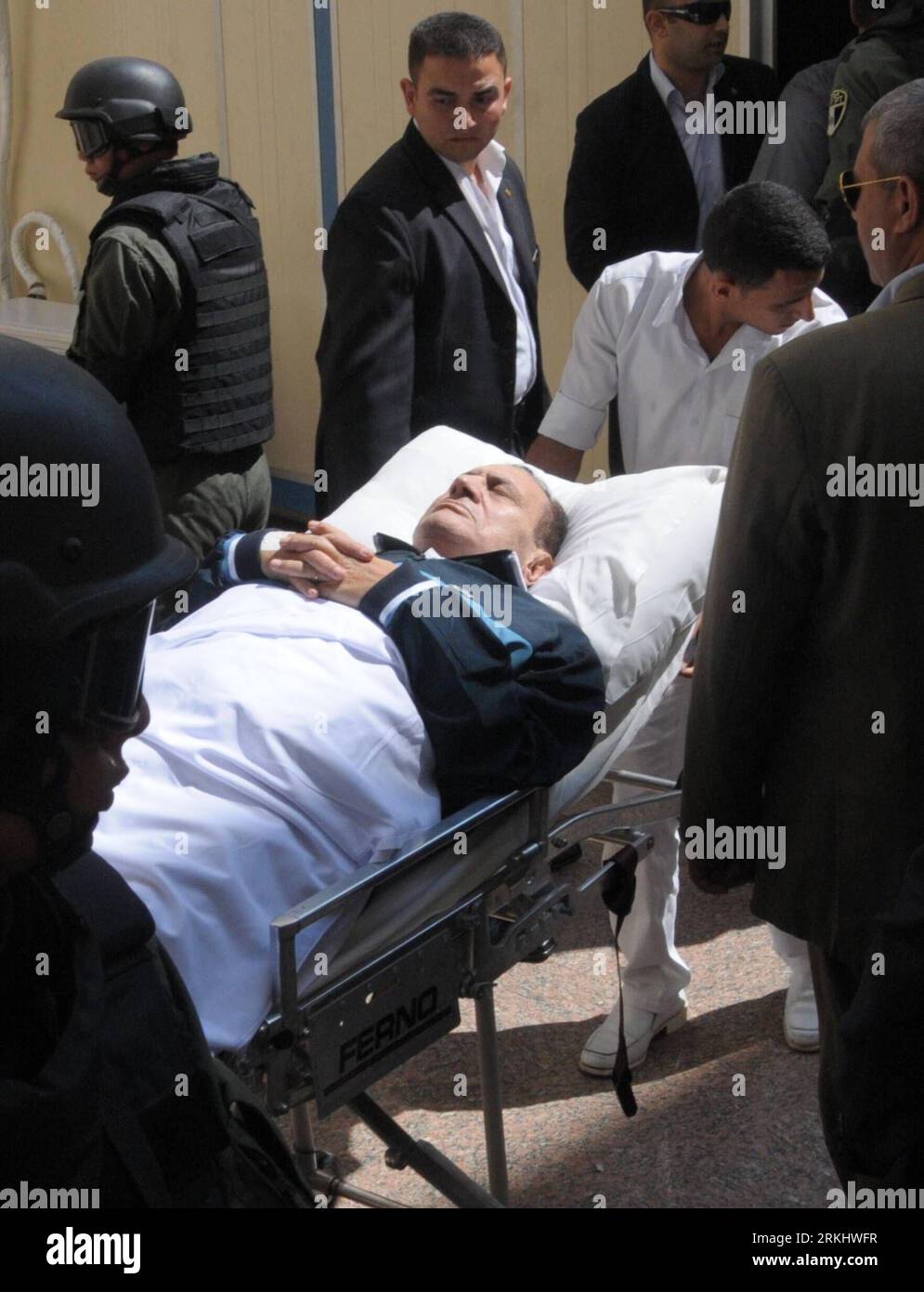 (110907) -- CAIRO, 7 settembre 2011 (Xinhua) -- l'ex presidente egiziano Hosni Mubarak giace su una barella mentre si dirige verso un'aula di tribunale del Cairo, capitale dell'Egitto, il 7 settembre 2011. L'ex presidente egiziano Hosni Mubarak è apparso in tribunale mercoledì per la quarta volta insieme ai suoi due figli ed ex ministro degli interni Habib el-Adli. (Xinhua)(zcc) EGYPT-CAIRO-MUBARAK-TRIAL PUBLICATIONxNOTxINxCHN Foto Stock