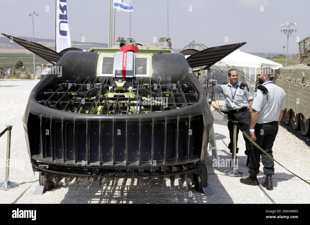 Bildnummer: 55909452 Datum: 07.09.2011 Copyright: imago/Xinhua (110907) -- GERUSALEMME, 7 settembre 2011 (Xinhua) -- Urban AirMule, a Tactical Unmanned Aerial System (UAS) Vertical-Takeoff-and-Landing (VTOL) utility Aircraft, è esposto in una mostra delle industrie militari e della difesa a Latrun, Israele, 7 settembre 2011. La Cupola di ferro ha funzionato con successo impedendo che i razzi lanciati dai palestinesi da Gaza colpissero le città del sud di Israele. La mostra è esposta durante una conferenza internazionale organizzata dallo Zvi Meitar Institute for Land Warfare Studies e dal corpo corazzato israeliano A. Foto Stock