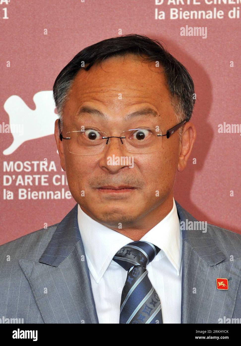 Bildnummer: 55933243 Datum: 09.09.2011 Copyright: imago/Xinhua (110909) -- VENEZIA, 9 settembre 2011 (Xinhua) -- il regista cinese di Hong Kong Johnnie to Make Face durante la foto-call per il suo film Duo Ming Jin (vita senza principio) al 68° Festival Internazionale del Cinema di Venezia, Italia, 9 settembre 2011. (Xinhua/Wang Qingqin) ITALY-VENICE-FILM FESTIVAL-DIRECTORS-EXPRESSION PUBLICATIONxNOTxINxCHN People Film Entertainment Kultur 68. Internationale Filmfestspiele Venedig Pressetermin Porträt xdp premiumd 2011 hoch o0 kurios, Komik 55933243 Data 09 09 2011 Copyright Imago XINHUA Venic Foto Stock