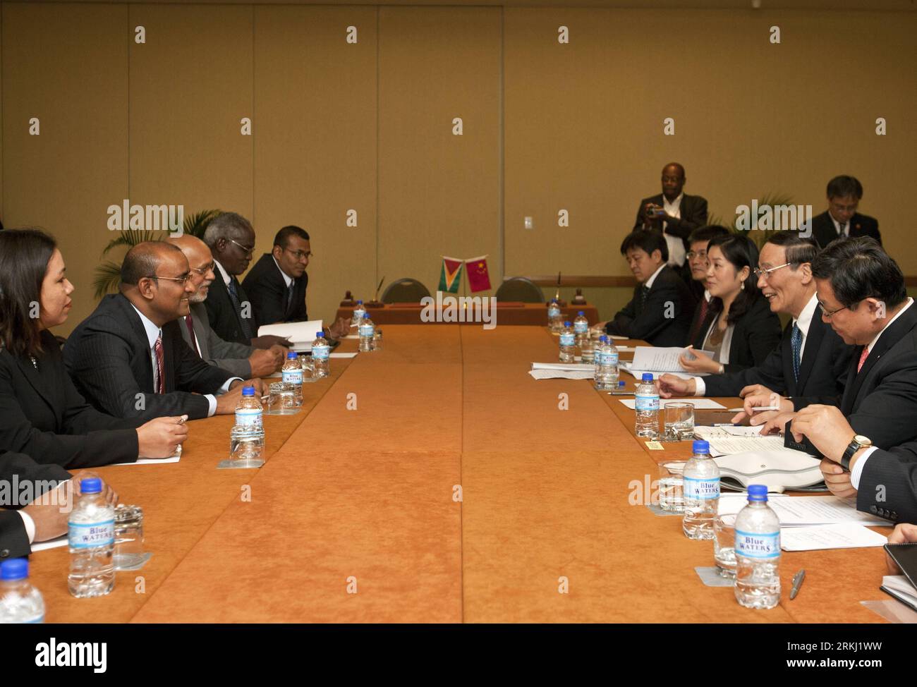 Bildnummer: 55951434 Datum: 12.09.2011 Copyright: imago/Xinhua (110913) -- PORTO DI SPAGNA, 13 settembre 2011 (Xinhua) -- il vice Premier cinese Wang Qishan (2nd R) incontra Bharrat Jagdeo (2nd, L), presidente della Guyana, a Port of Spain, Trinidad and Tobago, 12 settembre 2011. (Xinhua/Shi Sisi) (yc) TRINIDAD E TOBAGO-CINA-PAESI CARAIBICI-MEETING PUBLICATIONxNOTxINxCHN People Politik x0x xtm 2011 quer 55951434 Data 12 09 2011 Copyright Imago XINHUA Porto di Spagna 13 settembre 2011 XINHUA Vice Premier cinese Wang Qishan 2° r incontri con Bharrat scene di caccia 2° l Presidente della Guyana a Porto di Foto Stock