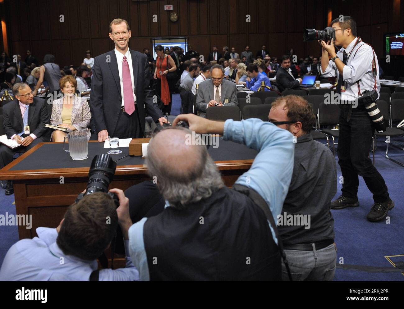 Bildnummer: 55960996 Datum: 13.09.2011 Copyright: imago/Xinhua (110913) -- WASHINGTON DC, 13 settembre 2011 (Xinhua) -- Douglas Elmendorf, direttore dell'Ufficio del bilancio del Congresso, testimonia durante un'audizione davanti al Joint deficit Reduction Committee on the History and Drivers of Our Nation's Debt and ITS Threats, a Capitol Hill a Washington DC, capitale degli Stati Uniti, 13 settembre 2011. Il governo federale degli Stati Uniti sta affrontando sfide di bilancio significative e fondamentali, ha detto Douglas Elmendorf martedì. (Xinhua/Zhang Jun) US-WASHINGTON-DEFICIT REDUCTION COMMITTEE-HEARING PUBLICATIONxNOTxI Foto Stock