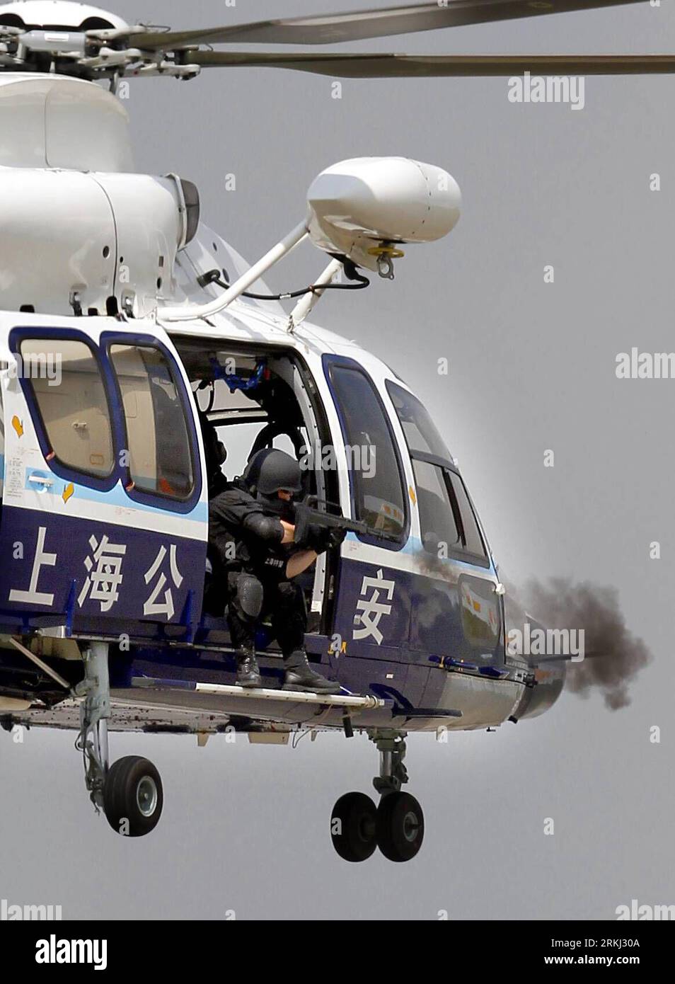 Bildnummer: 55963334 Datum: 14.09.2011 Copyright: imago/Xinhua (110914) -- SHANGHAI, 14 settembre 2011 (Xinhua) -- Un poliziotto speciale spara un oggetto da un elicottero durante un'esercitazione anti-terrore nella Shanghai orientale della Cina, 14 settembre 2011. Il corpo di polizia speciale dell'Ufficio di sicurezza pubblica di Shanghai ha messo in pratica la capacità di risposta rapida agli attacchi terroristici e alle emergenze nel corso di un'ora. (Xinhua/fan Jun) (zmj) CHINA-SHANGHAI-ANTI-TERROR DRILL (CN) PUBLICATIONxNOTxINxCHN Gesellschaft Polizei Polizist Ausbildung Polizeiausbildung x2x xtm 2011 hoch o0 Spezialeinheit Antiterroreinheit Übung poli Foto Stock