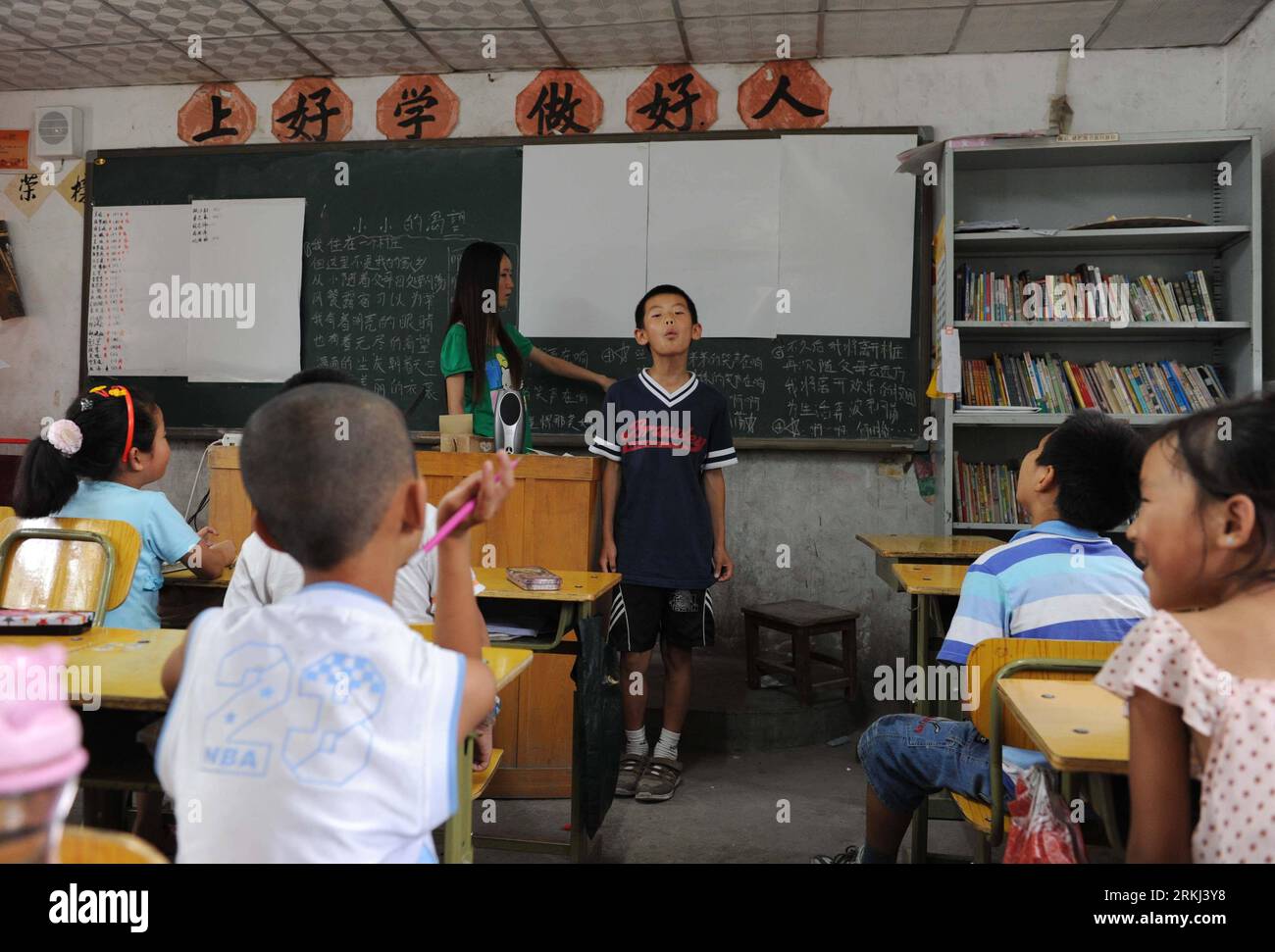 Bildnummer: 55977064 Datum: 15.09.2011 Copyright: imago/Xinhua (110915) -- PECHINO, 15 settembre 2011 (Xinhua) -- gli studenti imparano a cantare nel campo estivo della Tongxin Experimental School nel villaggio di Picun, distretto di Chaoyang a Pechino, 27 luglio 2011. Beijing Migrant Workers Home è un'organizzazione civile senza scopo di lucro che si impegna a servire i lavoratori migranti per il progresso e il miglioramento delle loro condizioni sociali, culturali, educative, legali e di vita. All'inizio, una banda di lavoratori fu fondata nel 2002 da Sun Heng, un lavoratore migrante che aveva diversi anni di esperienza lavorativa come insegnante, Foto Stock