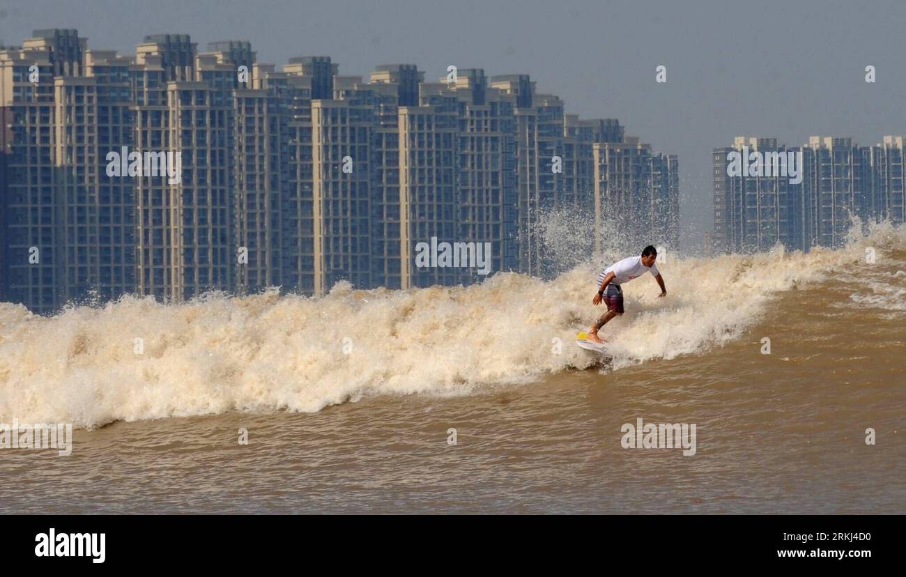 Bildnummer: 55981878 Datum: 15.09.2011 Copyright: imago/Xinhua (110915) -- HANGZHOU, 15 settembre 2011 (Xinhua) -- Un surfista cavalca le onde del fiume Qiantang a Hangzhou, nella provincia dello Zhejiang della Cina orientale, 15 settembre 2011. Decine di migliaia di turisti si precipitano verso il fiume Qiantang per osservare l'ormeggio delle maree giovedì, che si è verificato il 18° giorno dell'ottavo mese lunare. Si dice in un mito cinese che il diciottesimo giorno dell'ottavo mese del calendario lunare sia il compleanno del Dio di Tide. (Xinhua/Han Chuanhao) (ljh) CHINA-ZHEJIANG-HANGZHOU-TIDAL BORE (CN) PUBLICATIONx Foto Stock