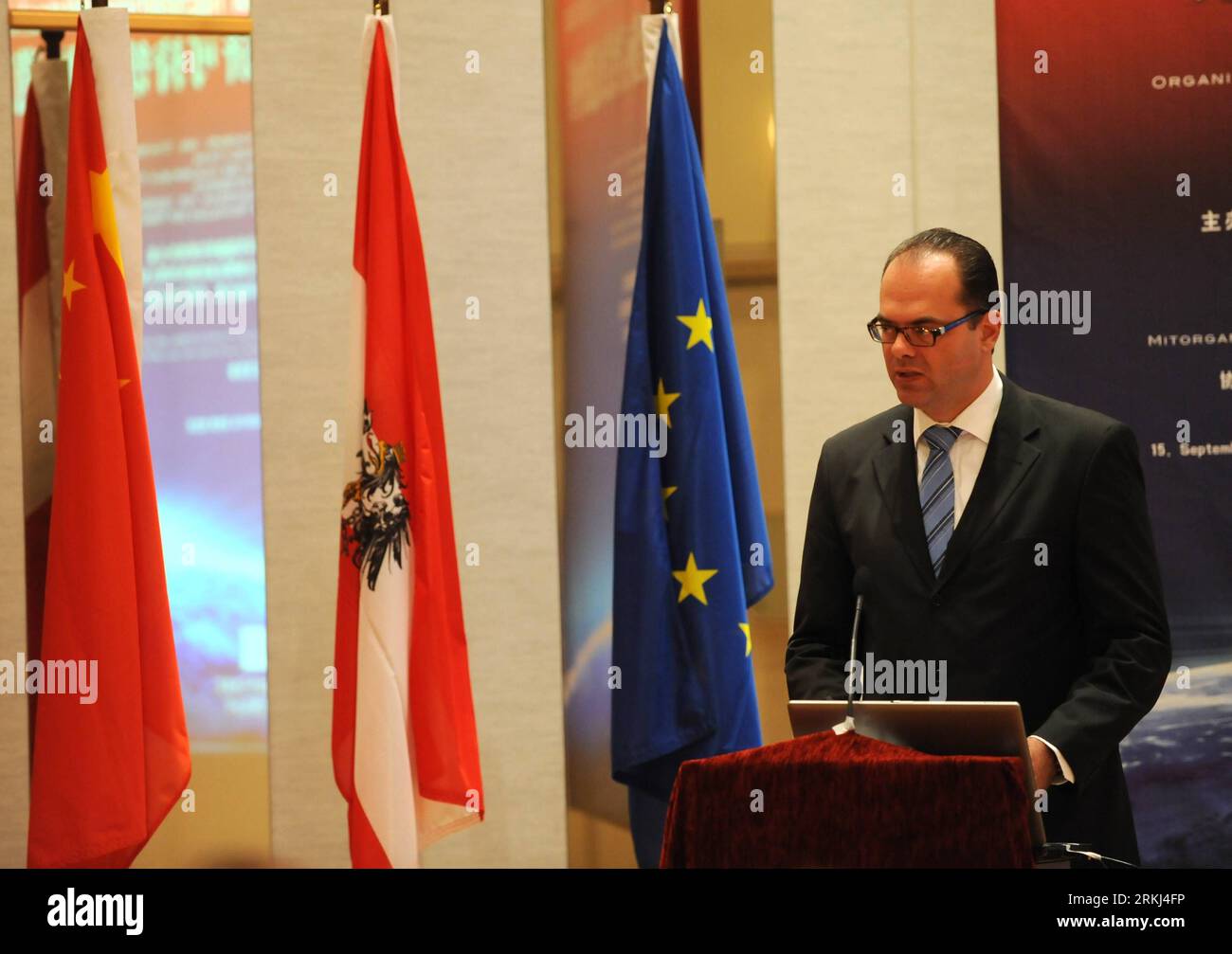 Bildnummer: 55981947 Datum: 15.09.2011 Copyright: imago/Xinhua (110915) -- VIENNA, 15 settembre 2011 (Xinhua) -- Andreas Reichhardt, vice ministro del Ministero federale dei trasporti, dell'innovazione e della tecnologia della Repubblica d'Austria, parla al Forum economico Austria-Cina tenutosi a Vienna, Austria, 15 settembre 2011. Il forum è stato sponsorizzato congiuntamente dal Ministero federale dei trasporti, dell'innovazione e della tecnologia della Repubblica d'Austria, dall'Ufficio informazioni del Consiglio di Stato della Cina e dall'Ambasciata cinese in Austria. (Xinhua/Xu Liang) AUSTRIA-VIENNA-CINA-FORUM ECONOMICO PUBLICATIONxN Foto Stock