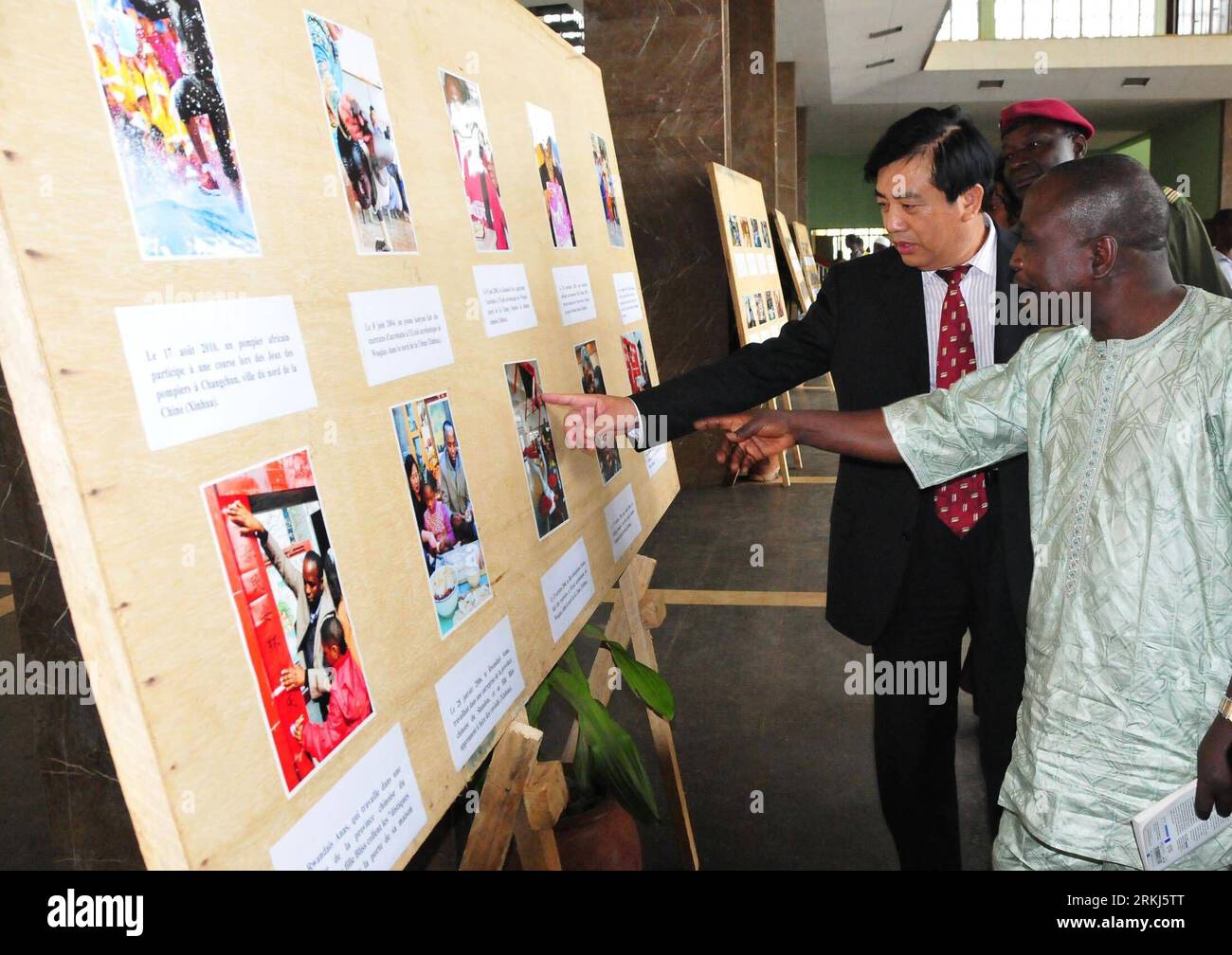 Bildnummer: 56004518 Datum: 16.09.2011 Copyright: imago/Xinhua (110916) -- CONAKRY, 16 settembre 2011 (Xinhua) -- Ambasciatore cinese in Guinea Zhao Lixing (1st L) e il ministro dell'informazione della Guinea Dirus Diale Dore guardano le foto alla mostra fotografica al Palazzo del popolo di Conakry, capitale della Guinea, 16 settembre 2011. La mostra che si è tenuta dalla Xinhua Gallery con il tema degli africani in Cina è iniziata qui venerdì. (Xinhua/Wu Changrong) GUINEA-CONAKRY-XINHUA GALLERY-PHOTO EXHIBITION PUBLICATIONxNOTxINxCHN People Politik xns x0x 2011 quer 56004518 Data 16 09 2011 Copyright Foto Stock