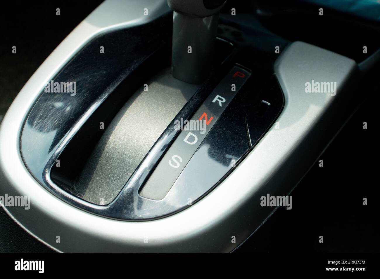 Foto ravvicinata del cambio marcia in auto, dopo alcune modifiche. Foto Stock