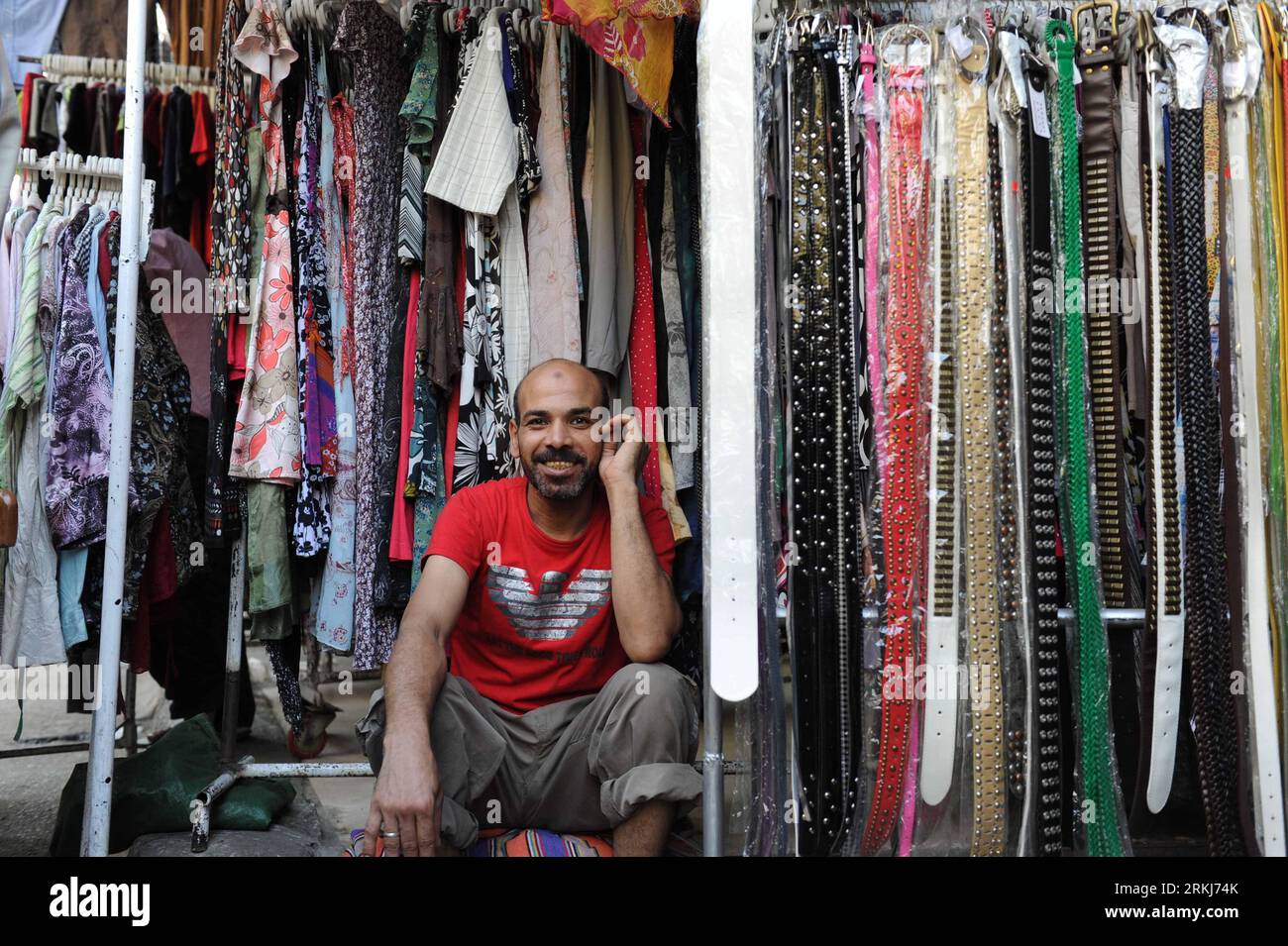 Bildnummer: 56022976 Datum: 14.09.2011 Copyright: imago/Xinhua (110918) - CAIRO, 18 settembre 2011 (Xinhua) - Un negoziante di cinture di pelle siede di fronte al suo negozio al mercato Wekalet El Balah del Cairo, capitale dell'Egitto, 14 settembre 2011. Wekalet El Balah è uno dei principali mercati locali in Egitto che presenta un'enorme varietà di merci e prodotti a un ottimo prezzo. Si trova all'incrocio tra la 26esima strada e il Nilo al Cairo. Questa zona è conosciuta come Boulak Abu El Ela ed è famosa per il commercio del cotone. In tempi precedenti, le navi arrivavano al Cairo a Wekalet El Balah, trasportando grandi AM Foto Stock