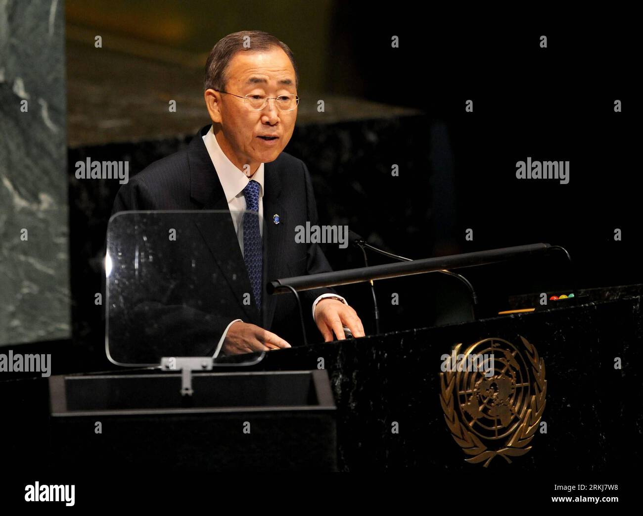 Bildnummer: 56030980 Datum: 19.09.2011 Copyright: imago/Xinhua (110919) -- NEW YORK, 19 settembre 2011 (Xinhua) -- il Segretario generale delle Nazioni Unite Ban Ki-Moon interviene durante la cerimonia di apertura della riunione ad alto livello dell'Assemblea generale sulla prevenzione e il controllo delle malattie non trasmissibili (NCD) nella sede delle Nazioni Unite, New York, Stati Uniti, 19 settembre 2011. L'incontro è volto a stabilire una nuova agenda internazionale per affrontare le malattie non comunicabili in futuro. (Xinhua/Shen Hong) (lt) U.S.-NEW YORK-un-MEETING-NCD PREVENTION AND CONTROL PUBLICATIONxNOTxINxCHN People Politik Porträt x0x xst 2011 quer premiumd Foto Stock