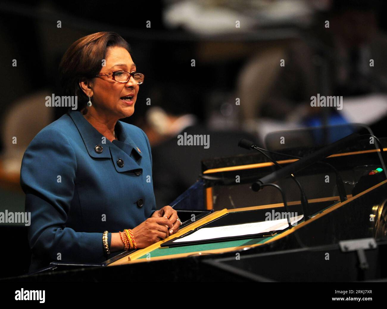 Bildnummer: 56031055 Datum: 19.09.2011 Copyright: imago/Xinhua (110919) -- NEW YORK, 19 settembre 2011 (Xinhua) -- il primo ministro di Trinidad e Tobago Kamla Persad-Bissessar tiene un discorso all'incontro di alto livello sulle malattie non trasmissibili (NCD) presso la sede delle Nazioni Unite a New York, Stati Uniti, il 19 settembre 2011. Lunedì l'Assemblea generale delle Nazioni Unite, il principale organo delle Nazioni Unite che rappresenta tutti i 193 stati membri, ha aperto una riunione ad alto livello sulle malattie non trasmissibili (NCD) al fine di portare l'attenzione globale su queste malattie e concordare un piano d'azione per affrontarle. (Xinhua/lei Foto Stock