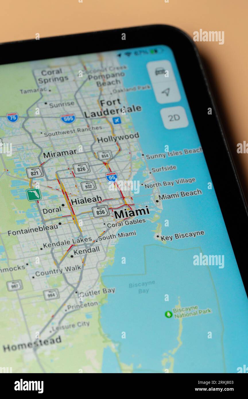 New York, USA - 24 agosto 2023: Il traffico automobilistico a Miami sull'app google Maps sulla vista ravvicinata dello schermo del tablet Foto Stock
