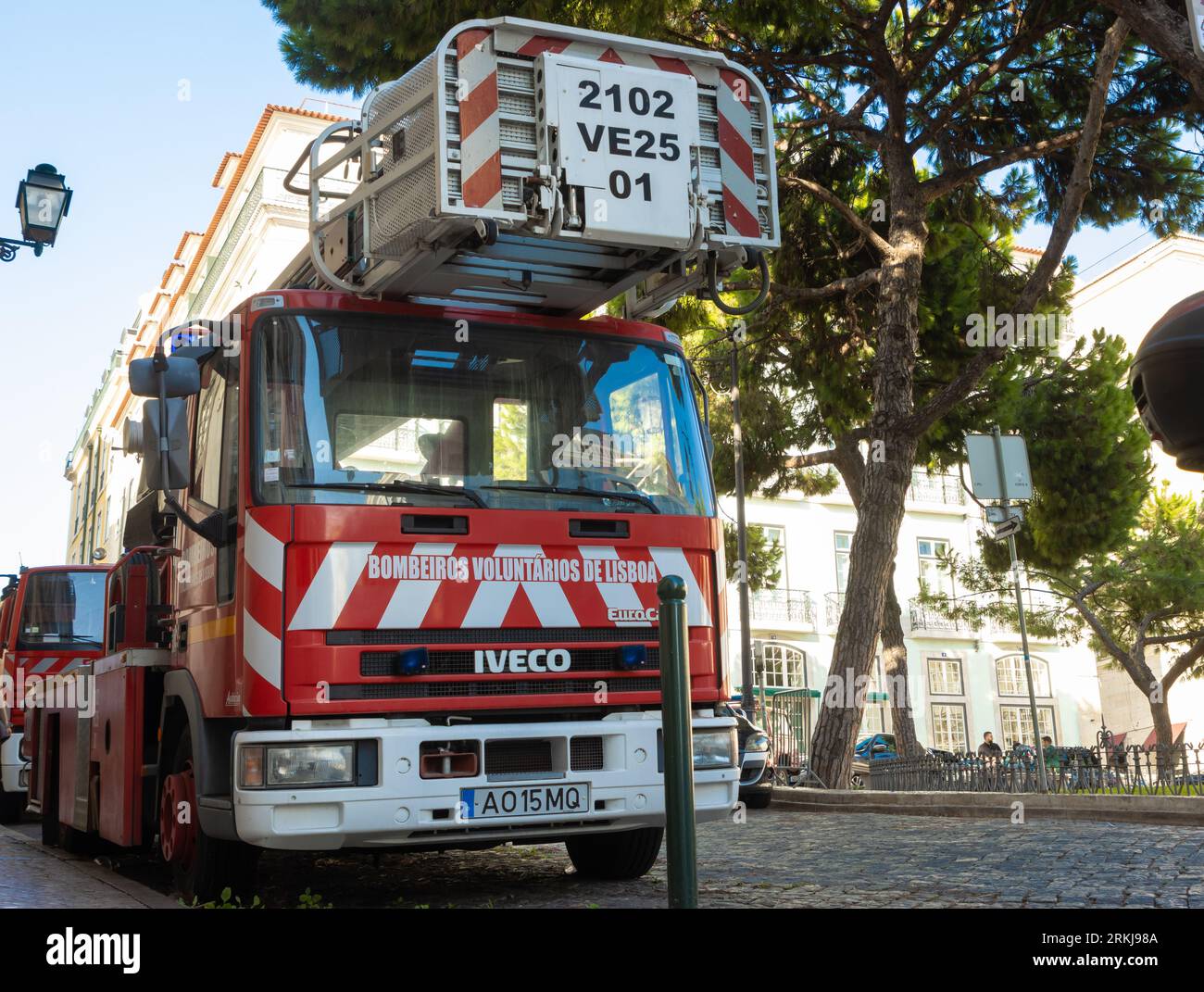 11 ottobre 2022 Lisbona, Portogallo: Camion dei pompieri portoghese. Scatto medio Foto Stock