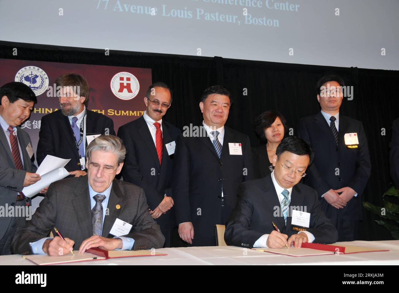 Bildnummer: 56064584 Datum: 21.09.2011 Copyright: imago/Xinhua (110922) -- BOSTON, 22 settembre 2011 (Xinhua) -- il Dr. Julio Frenk, capo della Harvard School of Public Health, e Ren Minghui, direttore del Dipartimento di cooperazione Internazionale del Ministero della salute cinese, firmano un memorandum d'intesa durante il summit di Harvard sulla salute USA-Cina, tenutosi all'Università di Harvard a Boston, ma, negli Stati Uniti, 21 settembre 2011. Il vertice di 2 giorni ha attirato circa 200 responsabili politici, esperti e manager per discutere le sfide e le opportunità che l'assistenza sanitaria deve affrontare in entrambi i paesi. Foto Stock