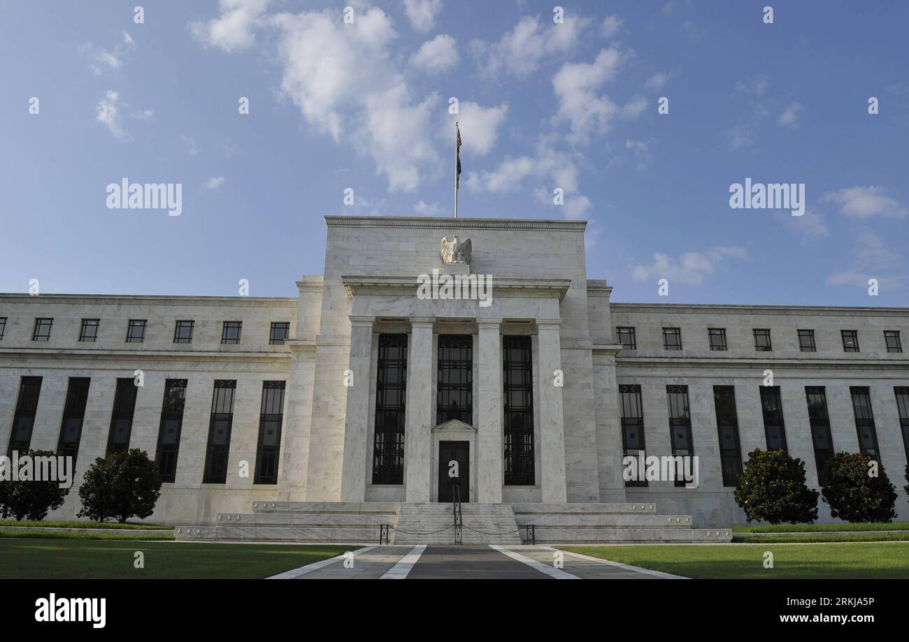Bildnummer: 56062219 Datum: 09.08.2011 Copyright: imago/Xinhua (110921) -- WASHINGTON, 21 settembre 2011 (Xinhua) -- foto scattata il 9 agosto 2011 mostra la costruzione della Federal Reserve a Washington, Stati Uniti. Il Federal Open Market Committee della Federal Reserve ha annunciato che avrebbe spostato 400 miliardi di dollari nel suo portafoglio di debito a breve termine verso obbligazioni a più lungo termine nella speranza di stimolare una maggiore crescita. (Xinhua/Zhang Jun) US-WASHINGTON-FEDERAL RESERVE-STATEMENT PUBLICATIONxNOTxINxCHN Wirtschaft Gebäude Bank Zentralbank Zentrale Notenbank Eccles Building xjh x0x 2011 quer 560622 Foto Stock