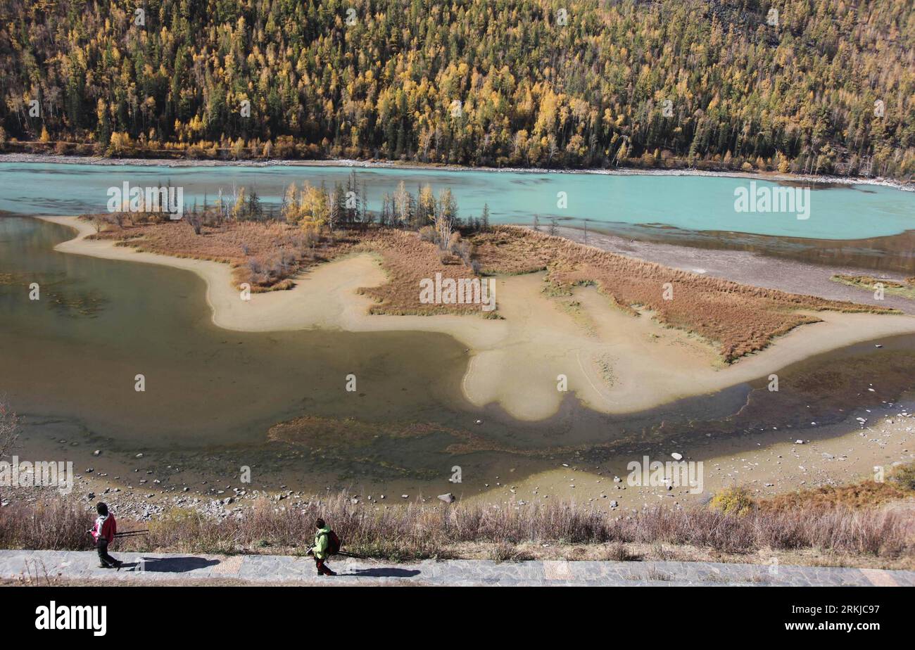 Bildnummer: 56093258 Datum: 24.09.2011 Copyright: imago/Xinhua (110924) -- ALTAY, 24 settembre 2011 (Xinhua) -- turisti camminano nel Kanas National Geopark nella prefettura di Altay nella regione autonoma di Xinjiang Uygur della Cina nord-occidentale, 24 settembre 2011. Il lago Kanas, di solito, offre il paesaggio più bello di ogni settembre. (Xinhua/Liang Zhiqiang) (lfj) CHINA-XINJIANG-KANAS LAKE (CN) PUBLICATIONxNOTxINxCHN Reisen xda x2x 2011 quer o0 Nationalpark, cfr. Landschaft 56093258 Data 24 09 2011 Copyright Imago XINHUA Altay 24 settembre 2011 i turisti di XINHUA camminano nel Kanas National Geopark ad Altay Prefe Foto Stock