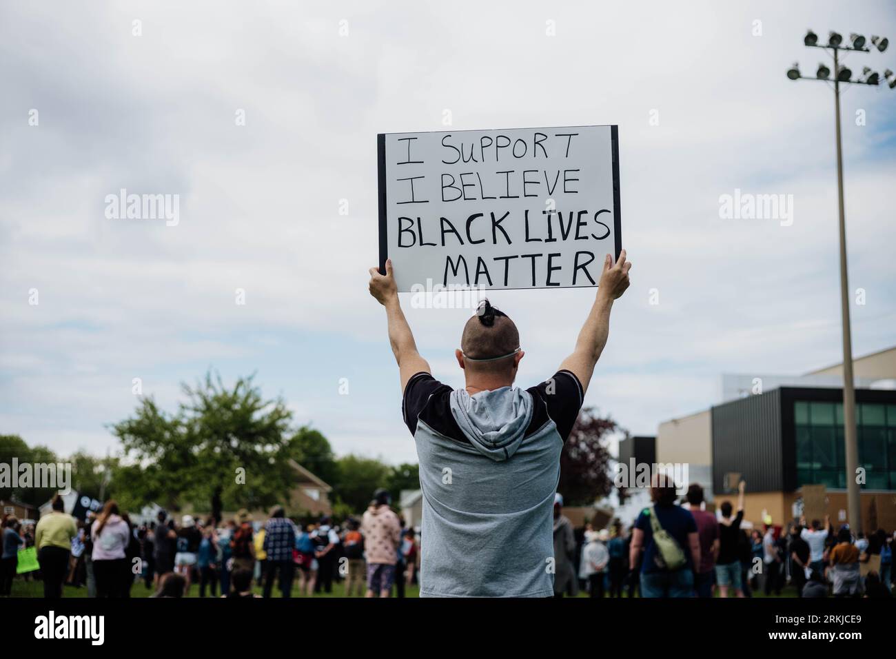 Un uomo che tiene uno striscione durante le proteste di Black Lives Matter Foto Stock