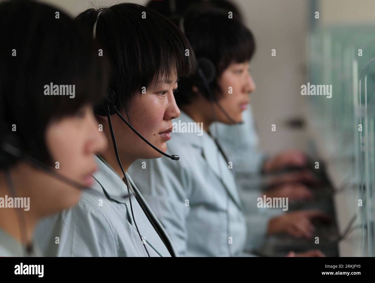 Bildnummer: 56133312 Datum: 27.09.2011 Copyright: imago/Xinhua (110928) -- JIUQUAN, 28 settembre 2011 (Xinhua) -- i lavoratori del personale sono visti al Jiuquan satellite Launch Center nella provincia del Gansu della Cina nord-occidentale, 27 settembre 2011. Un portavoce del programma spaziale cinese con equipaggio ha affermato mercoledì che il carburante è stato iniettato nel lungo razzo vettore March-2FT1 in preparazione al lancio del modulo spaziale Tiangong-1 giovedì sera, come previsto. (Xinhua/Wang Jianmin)(mcg) (TIANGONG-1)CHINA-GANSU-JIUQUAN-TIANGONG-1-FUEL (CN) PUBLICATIONxNOTxINxCHN Wirtschaft Gesellschaft Raumfahrt satelliten Vorber Foto Stock