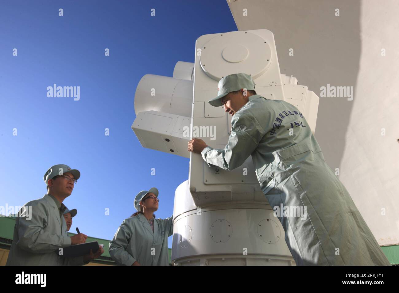 Bildnummer: 56133311 Datum: 27.09.2011 Copyright: imago/Xinhua (110928) -- JIUQUAN, 28 settembre 2011 (Xinhua) -- i tecnici controllano le apparecchiature presso il Jiuquan satellite Launch Center nella provincia del Gansu della Cina nord-occidentale, 27 settembre 2011. Un portavoce del programma spaziale cinese con equipaggio ha affermato mercoledì che il carburante è stato iniettato nel lungo razzo vettore March-2FT1 in preparazione al lancio del modulo spaziale Tiangong-1 giovedì sera, come previsto. (Xinhua/Wang Jianmin)(mcg) (TIANGONG-1)CHINA-GANSU-JIUQUAN-TIANGONG-1-FUEL (CN) PUBLICATIONxNOTxINxCHN Wirtschaft Gesellschaft Raumfahrt satelliten V. Foto Stock