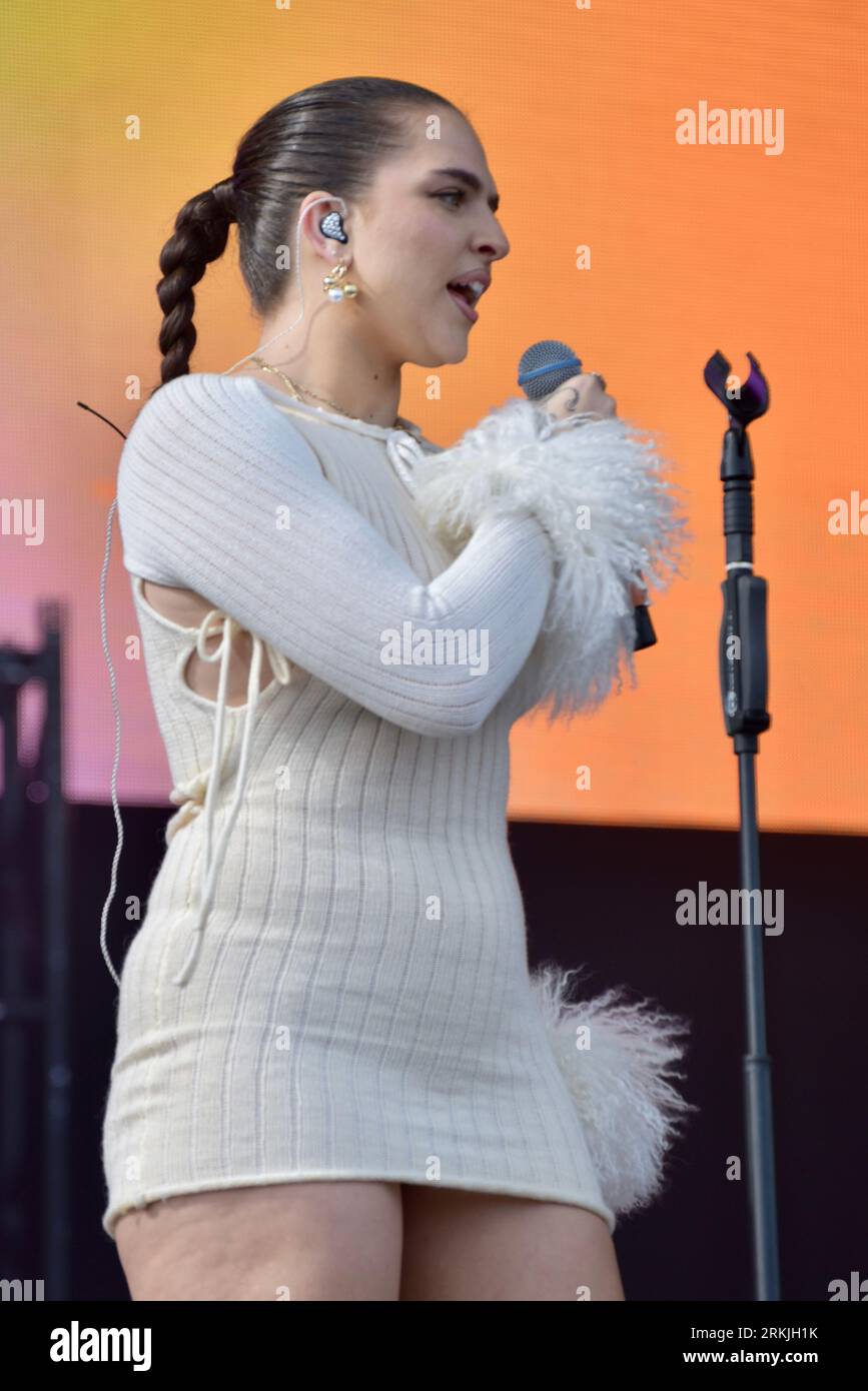Victorious Festival, Portsmouth/Southsea, 25 agosto 2023, Mae Muller sottovaluta la mancanza di gonna. Victorious Festival alle 15:30 a Southsea, credito: Graham Tarrant/Alamy Live News Foto Stock