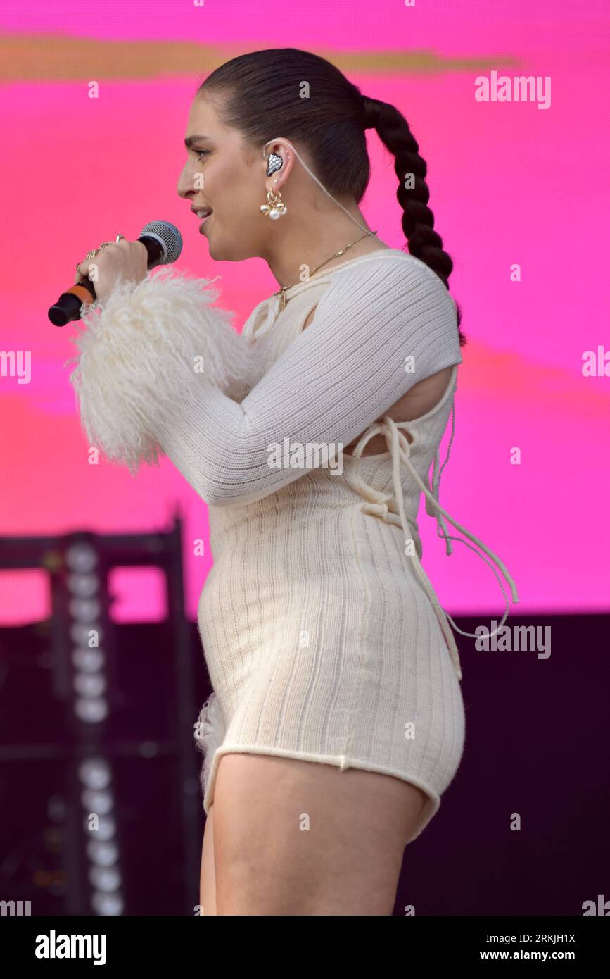 Victorious Festival, Portsmouth/Southsea, 25 agosto 2023, Mae Muller sottovaluta la mancanza di gonna. Victorious Festival alle 15:30 a Southsea, credito: Graham Tarrant/Alamy Live News Foto Stock