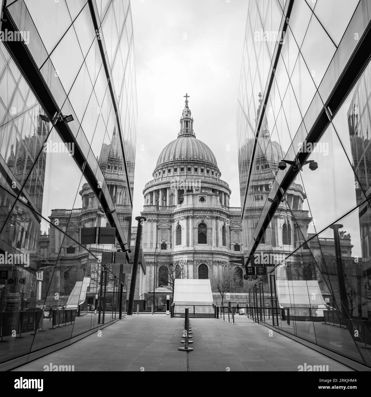 Bianco e nero sulla Cattedrale di St Paul con riflessi nel passaggio pedonale del centro commerciale One New Change Foto Stock