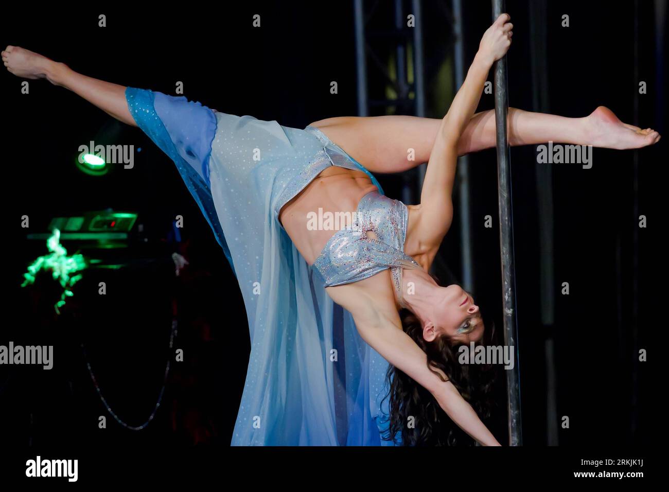 Bildnummer: 56141017 Datum: 01.10.2011 Copyright: imago/Xinhua (111002) -- BUDAORS, 2 ottobre 2011 (Xinhua) -- Karry Summers dalla nuova Zelanda compete nella categoria femminile single durante il World Pole & fitness Championship 2011 a Budaors, vicino Budapest, Ungheria, il 1 ottobre 2011. La bielorussa Alesia Vazmitzl ha vinto la medaglia d'oro nel singolo femminile. Laurence Hilsum di Francia ha ottenuto la medaglia d'argento, mentre Hanka Venselaar dei Paesi Bassi ha preso il bronzo. (Xinhua Photo/Attila Volgyi) HUNGARY-BUDAORS-WORLD POLE DANCE CHAMPIONSHIP PUBLICATIONXNOTXINXCHN Gesellschaft Pole Dance Poledance Stangen Tanz S. Foto Stock
