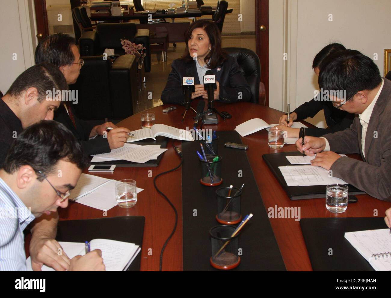 Bildnummer: 56149675 Datum: 05.10.2011 Copyright: imago/Xinhua (111005) - DAMASCO, 5 ottobre 2011 (Xinhua) - Buthaina Shaaban (C), consulente per i media del presidente siriano parla durante un'intervista con Xinhua e altri media cinesi a Damasco il 5 ottobre 2011. Martedì la Cina ha chiesto che la Siria e la comunità internazionale rispettino la carta delle Nazioni Unite e il principio di non interferenza negli affari interni del paese del Medio Oriente. (Xinhua/Bassim) (zf) SIRIA-CINA-un-POLITICS PUBLICATIONxNOTxINxCHN People Politik Premiumd xns x1x 2011 quer 56149675 D Foto Stock