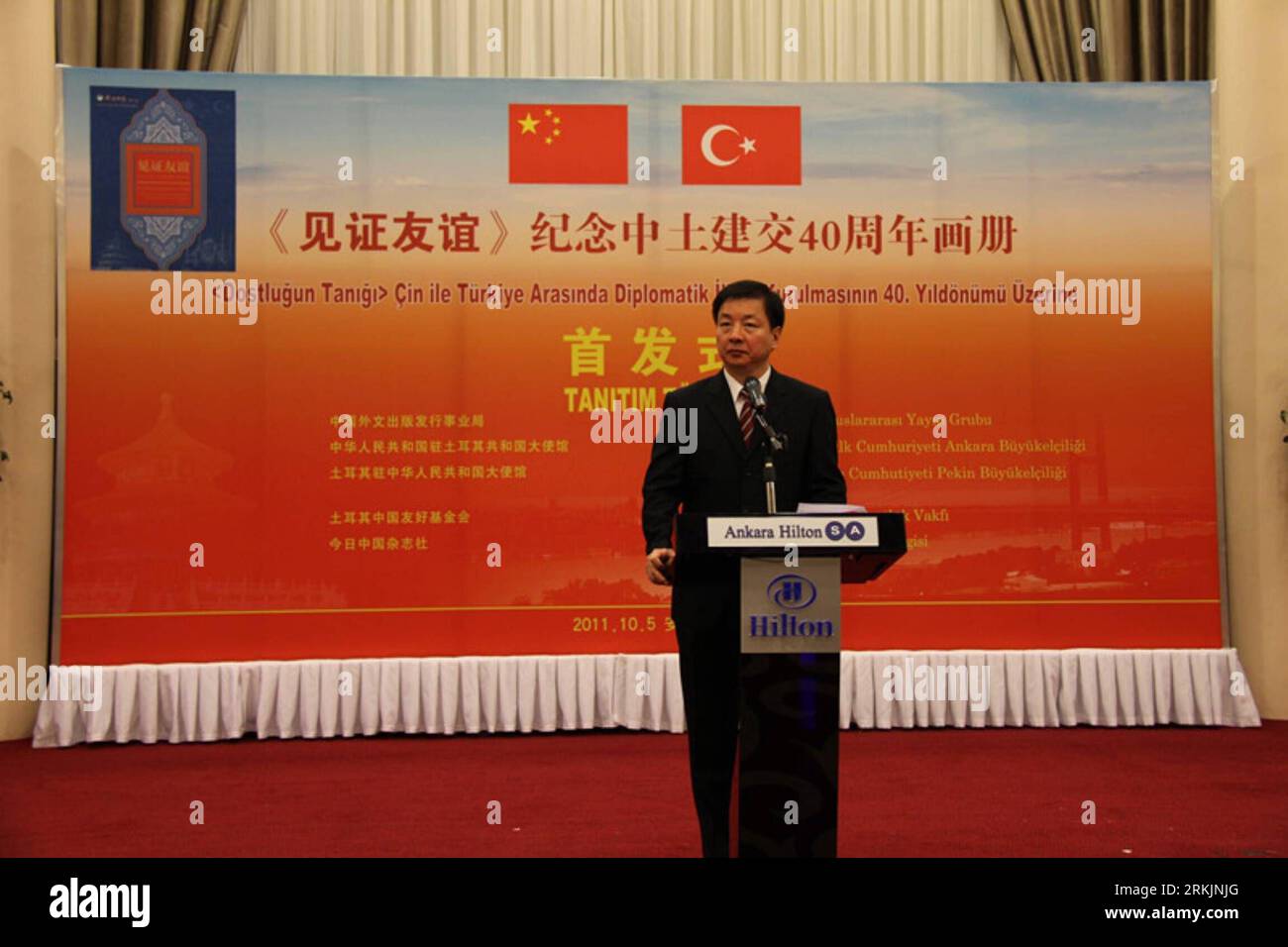 Bildnummer: 56150801 Datum: 05.10.2011 Copyright: imago/Xinhua (111005) -- ANKARA, 5 ottobre 2011 (Xinhua) -- il presidente del gruppo editoriale internazionale cinese Zhou Mingwei tiene un discorso durante la cerimonia di rilascio di un album fotografico ad Ankara, capitale della Turchia, il 5 ottobre 2011. Un album fotografico che segna il 40° anniversario dell'instaurazione delle relazioni diplomatiche tra Cina e Turchia è stato pubblicato al pubblico qui mercoledì. (Xinhua/Wang Hongjiang) TURKEY-ANKARA-CHINA-PICTURE ALBUM PUBLICATIONxNOTxINxCHN Gesellschaft Jahrestag Jubiläum Diplomatische Beziehungen Wirtschaft PE Foto Stock