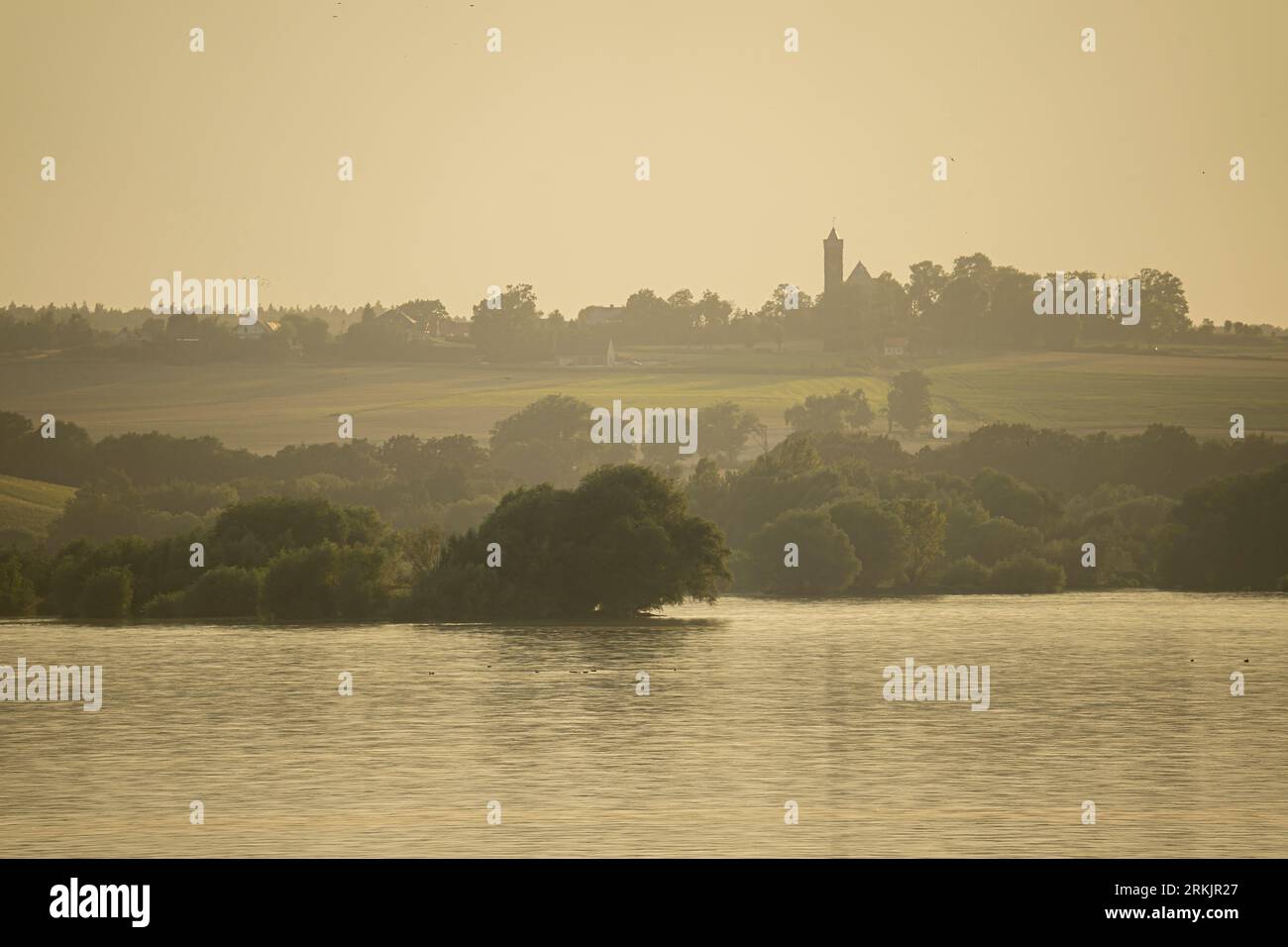 Chiese, castelli e panorama della città: Bagliori sull'acqua Foto Stock
