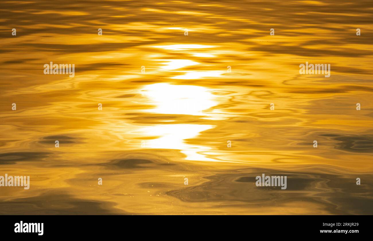 Chiese, castelli e panorama della città: Bagliori sull'acqua Foto Stock