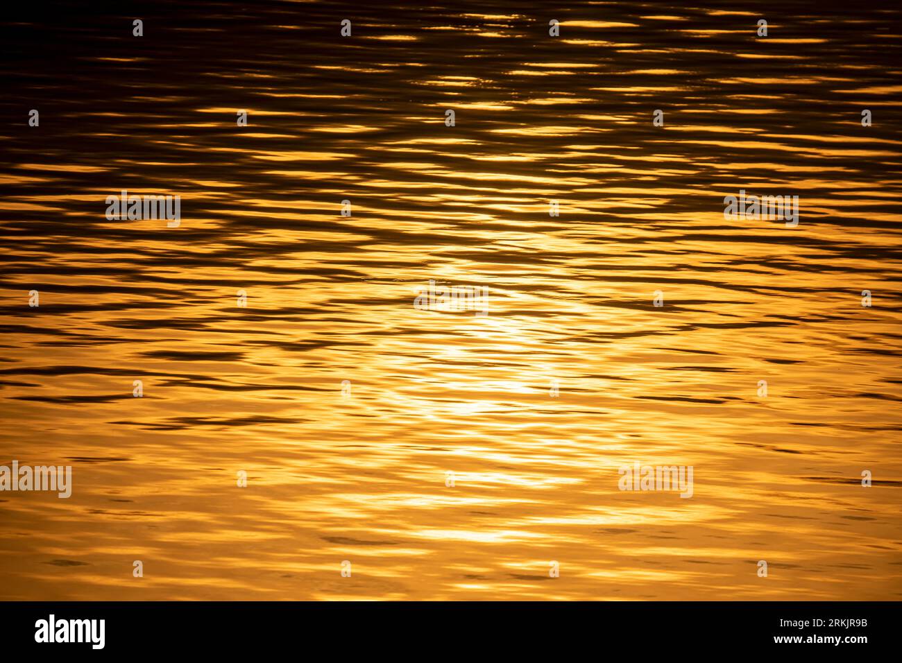 Chiese, castelli e panorama della città: Bagliori sull'acqua Foto Stock