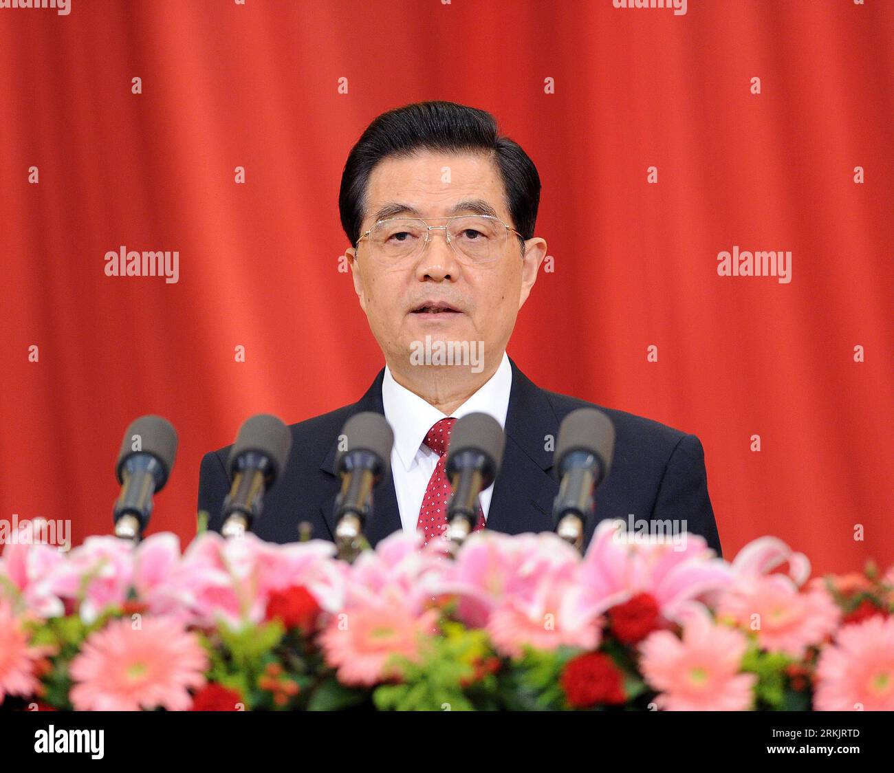 (111009) -- PECHINO, 9 ottobre 2011 (Xinhua) -- il presidente cinese Hu Jintao tiene un discorso alla grande cerimonia per commemorare il centenario della rivoluzione del 1911 (Xinhai) nella grande sala del popolo a Pechino, capitale della Cina, 9 ottobre 2011. (Xinhua/li Tao) (llp) CHINA-BEIJING-1911 REVOLUTION-COMMEMORATION (CN) PUBLICATIONxNOTxINxCHN Foto Stock