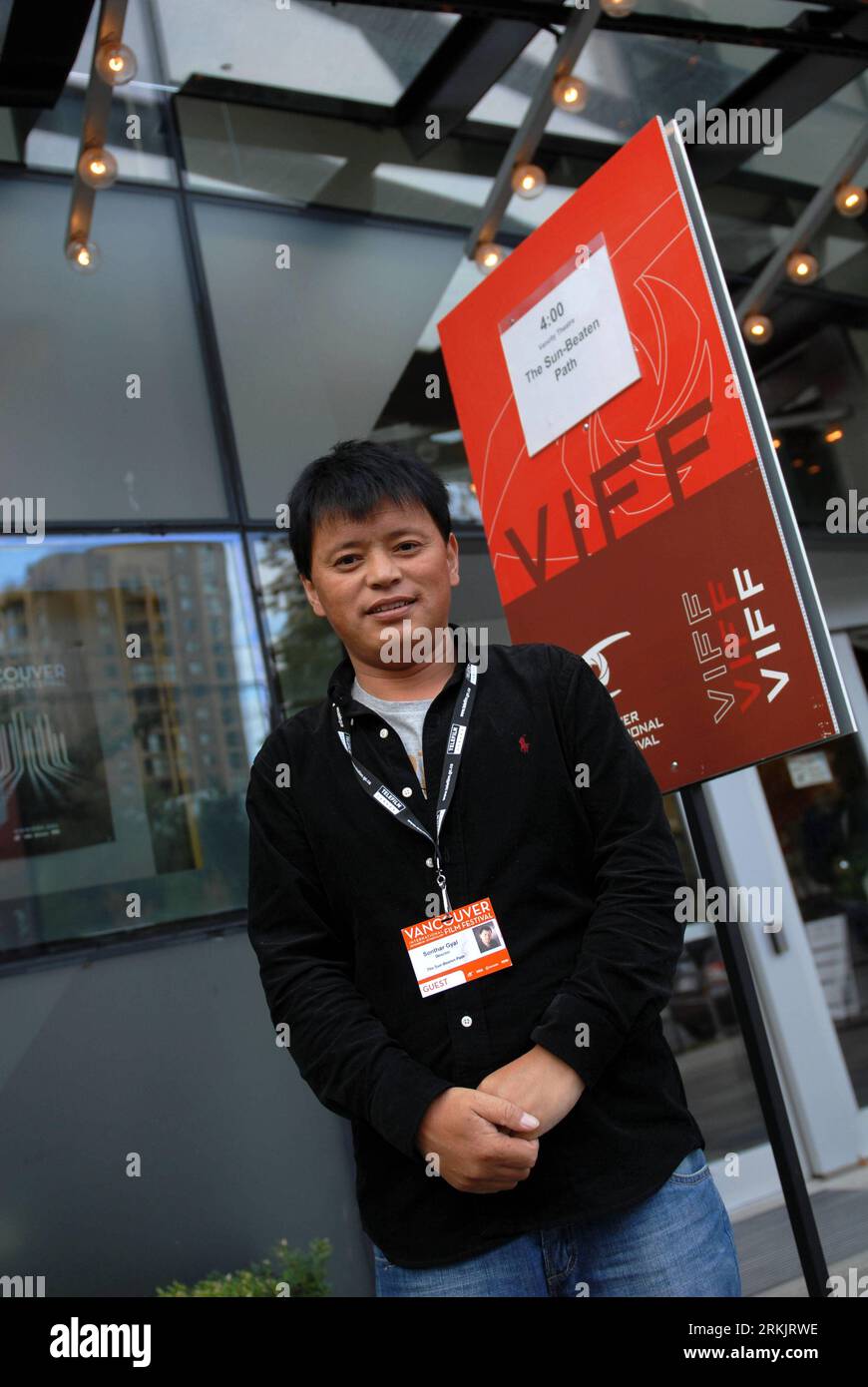 Bildnummer: 56160944 Datum: 08.10.2011 Copyright: imago/Xinhua (111009) -- VANCOUVER, 9 ottobre 2011 (Xinhua) -- il regista cinese Sonthar Gyal posa per la foto prima della proiezione del suo film The Sun-beaten Path al 30th Vancouver International Film Festival (VIFF) a Vancouver, Canada, 8 ottobre 2011. Sonthar Gyal ha vinto il 18° Dragons & Tigers Award per il miglior cinema asiatico giovane e un premio in denaro di $ 10.000. VIFF è tra i cinque più grandi festival cinematografici del Nord America. Il festival proietterà più di 375 film provenienti da circa 75 paesi e regioni. Molti film vengono dall'Asia, con h Foto Stock