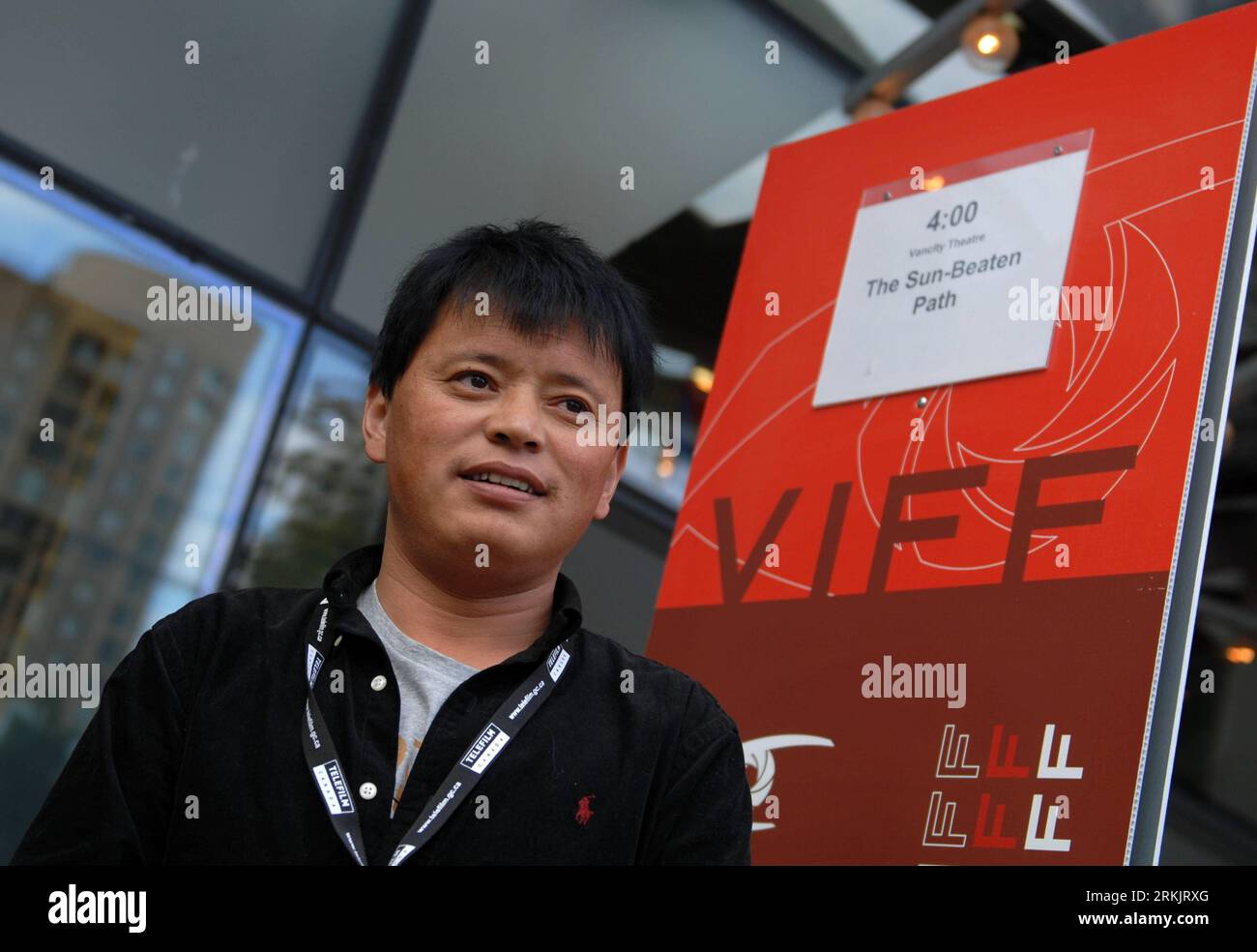 Bildnummer: 56160945 Datum: 08.10.2011 Copyright: imago/Xinhua (111009) -- VANCOUVER, 9 ottobre 2011 (Xinhua) -- il regista cinese Sonthar Gyal posa per la foto prima della proiezione del suo film The Sun-beaten Path al 30th Vancouver International Film Festival (VIFF) a Vancouver, Canada, 8 ottobre 2011. Sonthar Gyal ha vinto il 18° Dragons & Tigers Award per il miglior cinema asiatico giovane e un premio in denaro di $ 10.000. VIFF è tra i cinque più grandi festival cinematografici del Nord America. Il festival proietterà più di 375 film provenienti da circa 75 paesi e regioni. Molti film vengono dall'Asia, con h Foto Stock