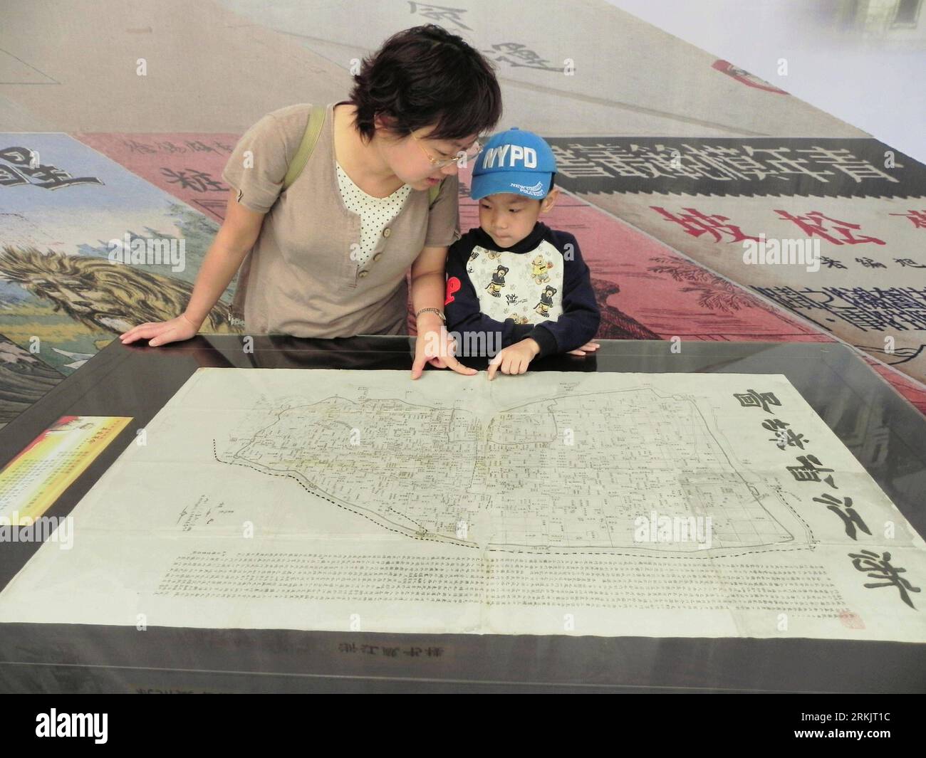 Bildnummer: 56161326 Datum: 09.10.2011 Copyright: imago/Xinhua (111009) -- HANGZHOU, 9 ottobre 2011 (Xinhua) -- i visitatori visitano una mostra della letteratura storica sulla rivoluzione del 1911 (Xinhai) a Hangzhou, capitale della provincia dello Zhejiang della Cina orientale, 9 ottobre 2011. La mostra, dove sono esposti più di 140 pezzi di letterature, è stata lanciata qui domenica per commemorare il centenario della rivoluzione del 1911. (Xinhua/Long Wei) (Ly) CHINA-HANGZHOU-1911 REVOLUTION-EXHIBITION (CN) PUBLICATIONxNOTxINxCHN Gesellschaft Ausstellung Jubiläum Jahrestag x0x xtm 2011 quer 56161326 Data 09 10 2 Foto Stock