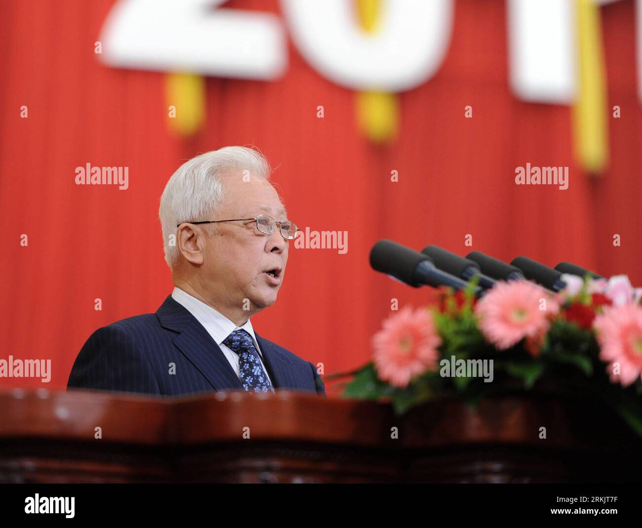 Bildnummer: 56161351 Datum: 09.10.2011 Copyright: imago/Xinhua (111009) -- PECHINO, 9 ottobre 2011 (Xinhua) -- Zhou Tienong, vicepresidente del Comitato permanente del Congresso Nazionale del popolo e presidente del Comitato centrale del Comitato Rivoluzionario del Kuomintang Cinese (RCCK), parla alla grande cerimonia per commemorare il centenario della rivoluzione (Xinhai) del 1911 presso la sala grande del di Pechino, capitale della Cina, 9 ottobre 2011. (Xinhua/Liu Jiansheng) (xzj) CHINA-BEIJING-1911 REVOLUTION-COMMEMORATION(CN) PUBLICATIONxNOTxINxCHN People Politik x0x xtm 2011 quer Foto Stock