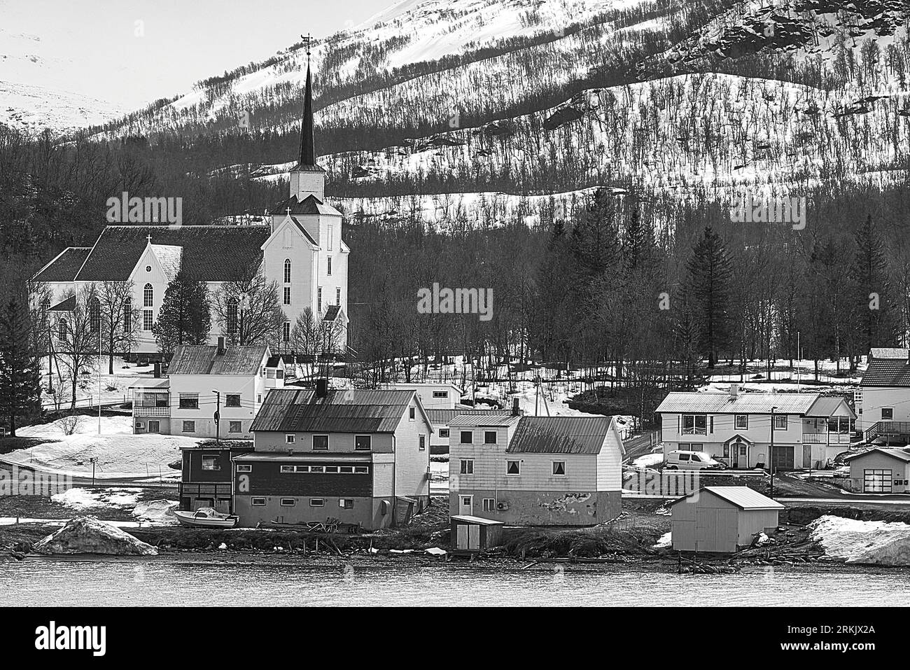 Foto in bianco e nero del legno incorniciato, Chiesa di Norvegia, Chiesa di Lenvik, costruita nel 1879, situata sulle rive dello stretto di Gisundet, Norvegia. Foto Stock