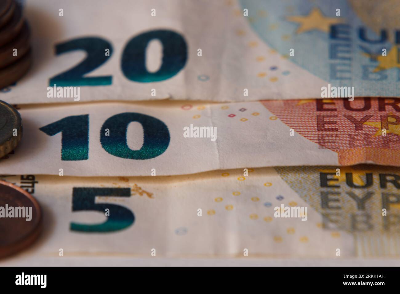 Primo piano di banconote e monete in euro usate Foto Stock
