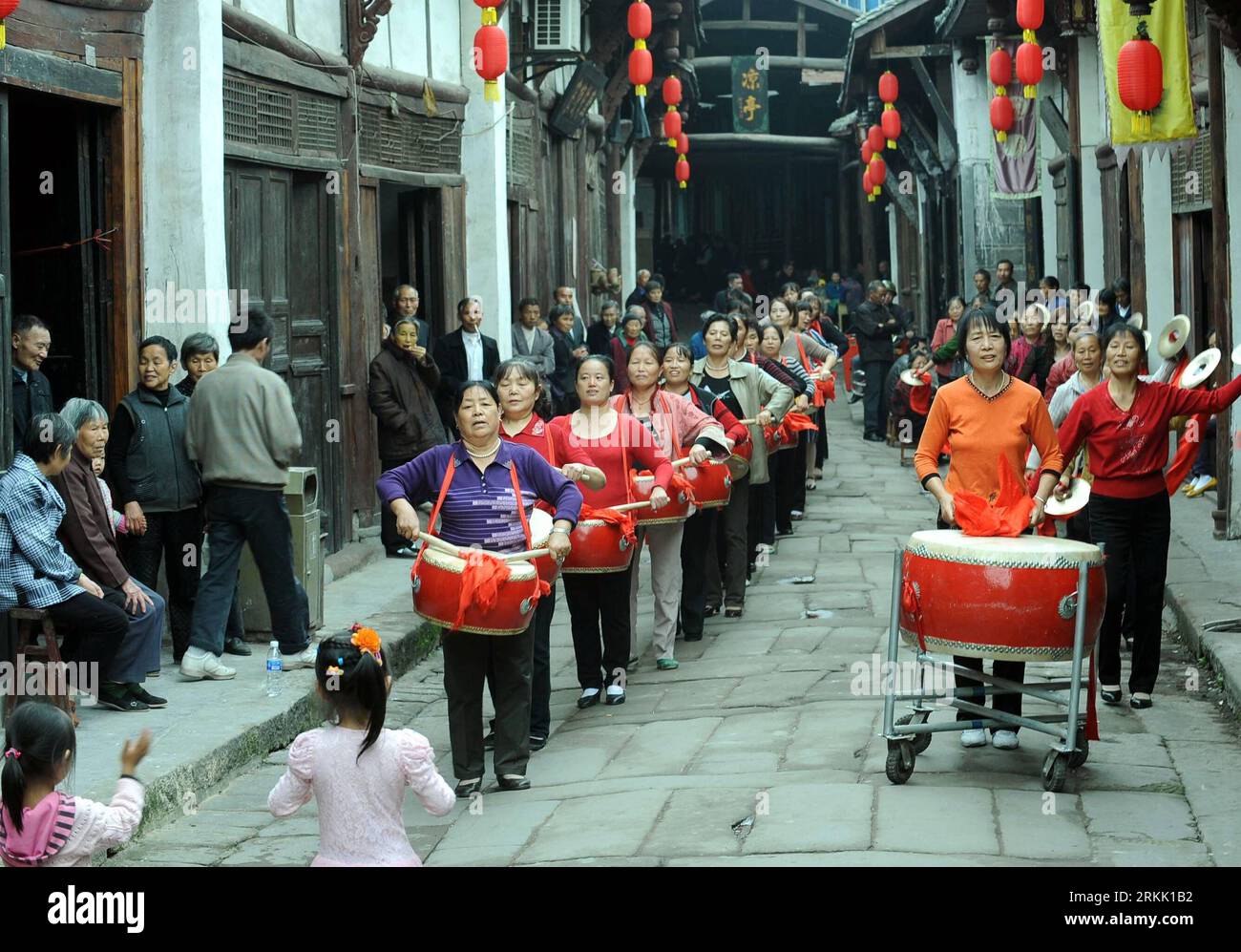 Bildnummer: 56184115 Datum: 15.10.2011 Copyright: imago/Xinhua (111016) -- CHONGQING, 16 ottobre 2011 (Xinhua) -- residenti battono gong e batteria a Longxing, una città molto vecchia nel sud-ovest della Cina, nel comune di Chongqing, 15 ottobre 2011. La città di Longxing ha una storia di oltre 600 anni e ha riservato molte usanze tradizionali come il tamburo della vita e l'Opera di Sichuan. (Xinhua/ma Ping) (llp) CHINA-CHONGQING-LONGXING-OLD TOWN (CN) PUBLICATIONxNOTxINxCHN Gesellschaft Land Leute xbs x0x 2011 quer 56184115 Data 15 10 2011 Copyright Imago XINHUA Chongqing OCT 16 2011 residenti di XINHUA Beat Gongs and Drum Foto Stock