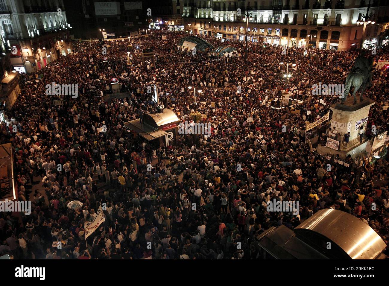 Bildnummer: 56184162 Datum: 15.10.2011 Copyright: imago/Xinhua (111016) -- MADRID, 16 ottobre 2011 (Xinhua) -- i manifestanti spagnoli tengono una manifestazione nel centro di Madrid 15 ottobre 2011, in solidarietà con le proteste Occupy che si sono diffuse nelle città di oltre 80 paesi in tutto il mondo sabato. (Xinhua/Juan Carlos) SPAIN-MADRID-ECONOMIC-RALLY PUBLICATIONxNOTxINxCHN Gesellschaft Politik Wirtschaft protesta Demo Finanzkrise Finanzwirtschaft Wirtschaftskrise Krise Banken xbs x0x 2011 quer premiumd o0 Wirtschaft Banken Banken Bankenprotest Anti Kapitalismus Antikapitalismus Finanzwirtschaft Foto Stock