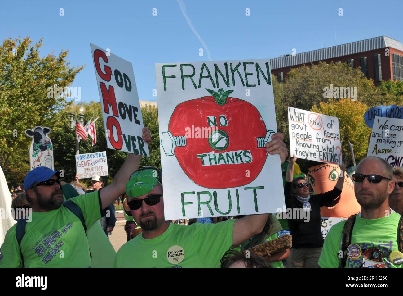 Bildnummer: 56186310 Datum: 16.10.2011 Copyright: imago/Xinhua (111017) -- WASHINGTON, 17 ottobre 2011 (Xinhua) -- partecipa a una manifestazione e marzo chiedendo etichette per alimenti di organismi geneticamente modificati (OGM) vicino alla Casa Bianca di Washington, Stati Uniti, 16 ottobre 2011. (Xinhua/Ren Haijun) (ybg) U.S.-WASHINGTON-RALLY-OGM PUBLICATIONxNOTxINxCHN Gesellschaft Politik USA Demo Protest Lebensmittelkennzeichnung Lebensmittel Kennzeichnung Genfood Gen premiumd xns x0x 2011 quer 56186310 Data 16 10 2011 Copyright Imago XINHUA Washington OCT 17 2011 XINHUA partecipa a un Rally e marzo impegnativo Foto Stock