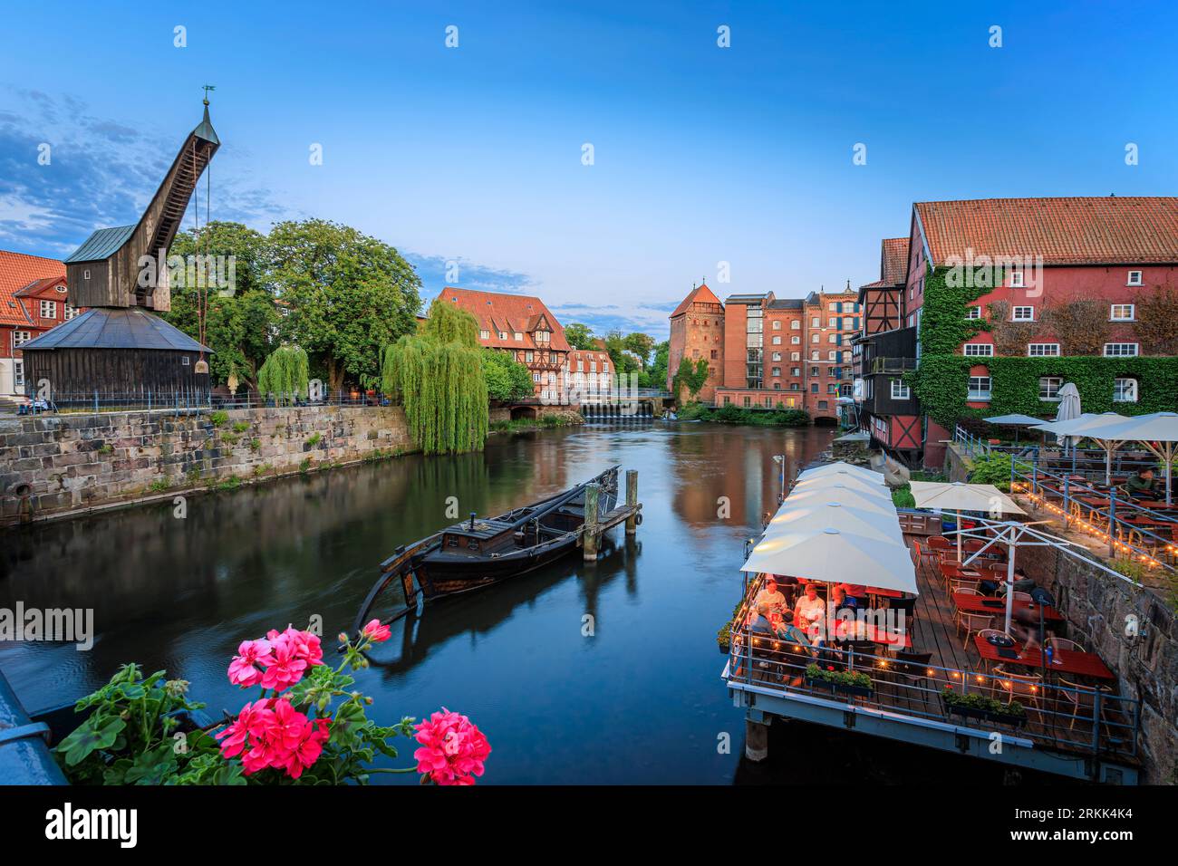 Vecchio porto di Luneburg con la gru recentemente rinnovata, utilizzata per il carico e lo scarico del sale. La foto è stata scattata il 5 giugno 2023 a Luneburg o a ha Foto Stock